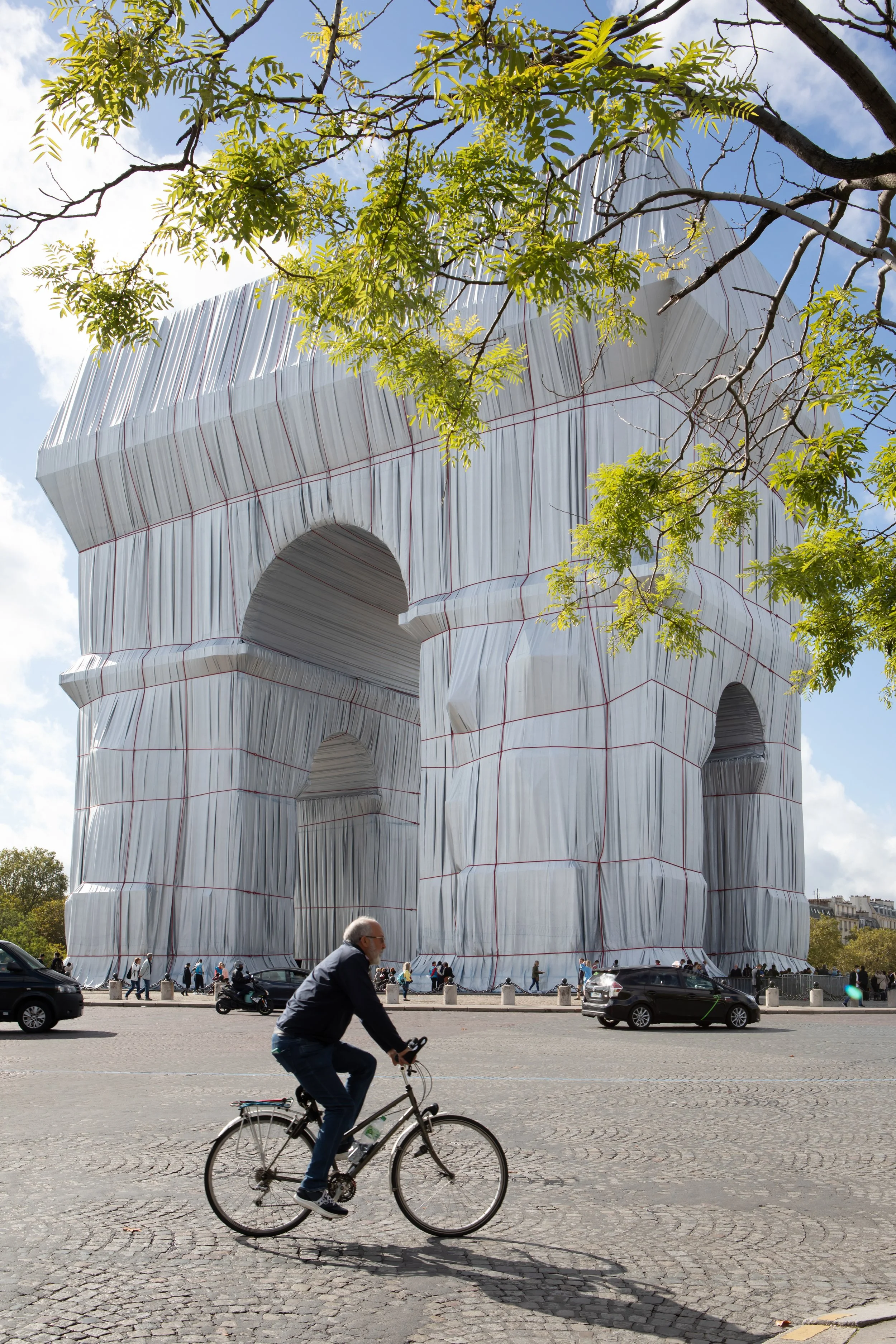 Arc de Triomphe ingepakt Christo.jpg