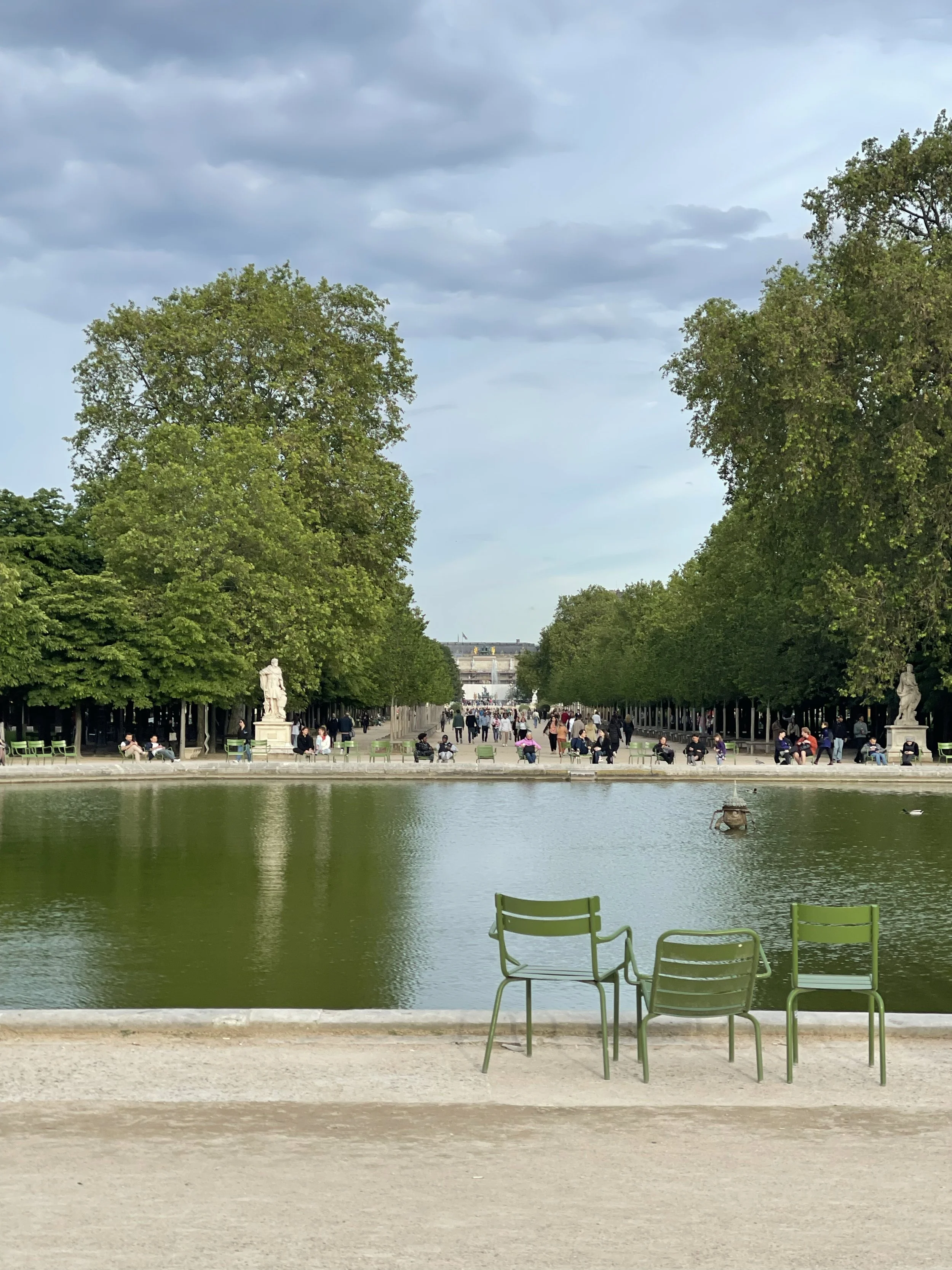 groene stoeltjes aan de vijver van de Tuileries in Parijs
