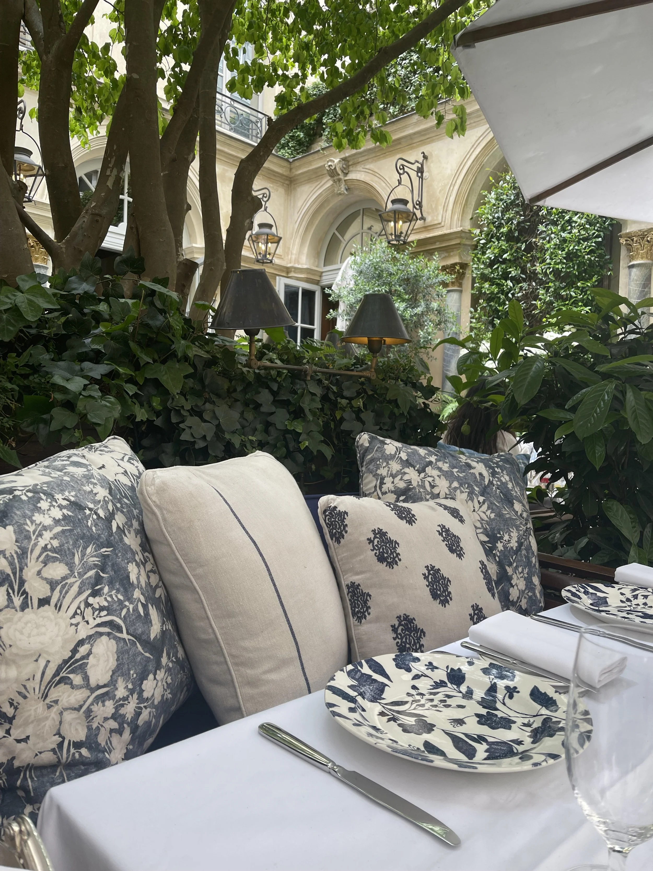 terras binnenplaats Ralph's Café.jpeg