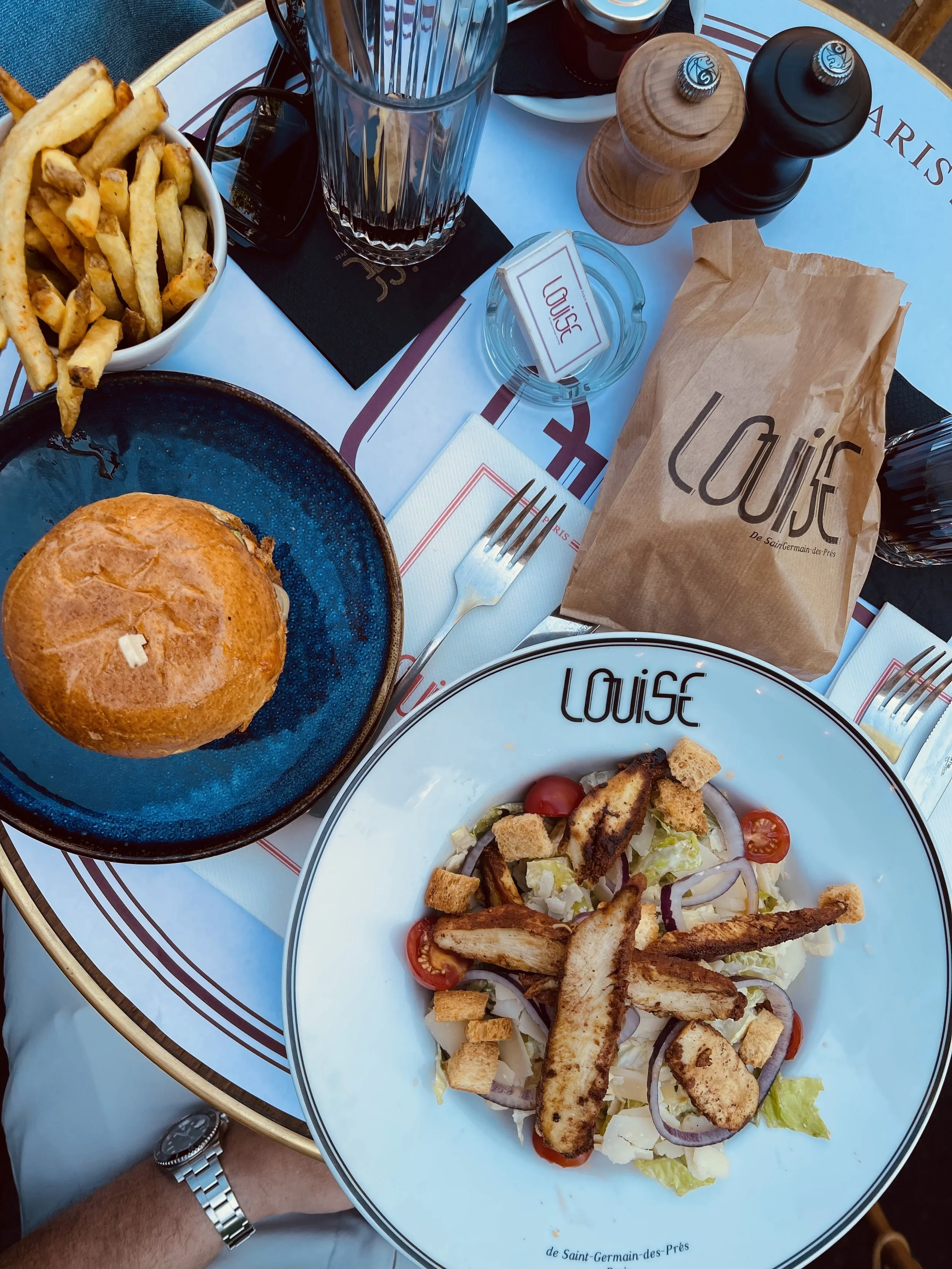 Hamburgers en kipsalade lunch café Louise Saint Germain des Prés.jpeg