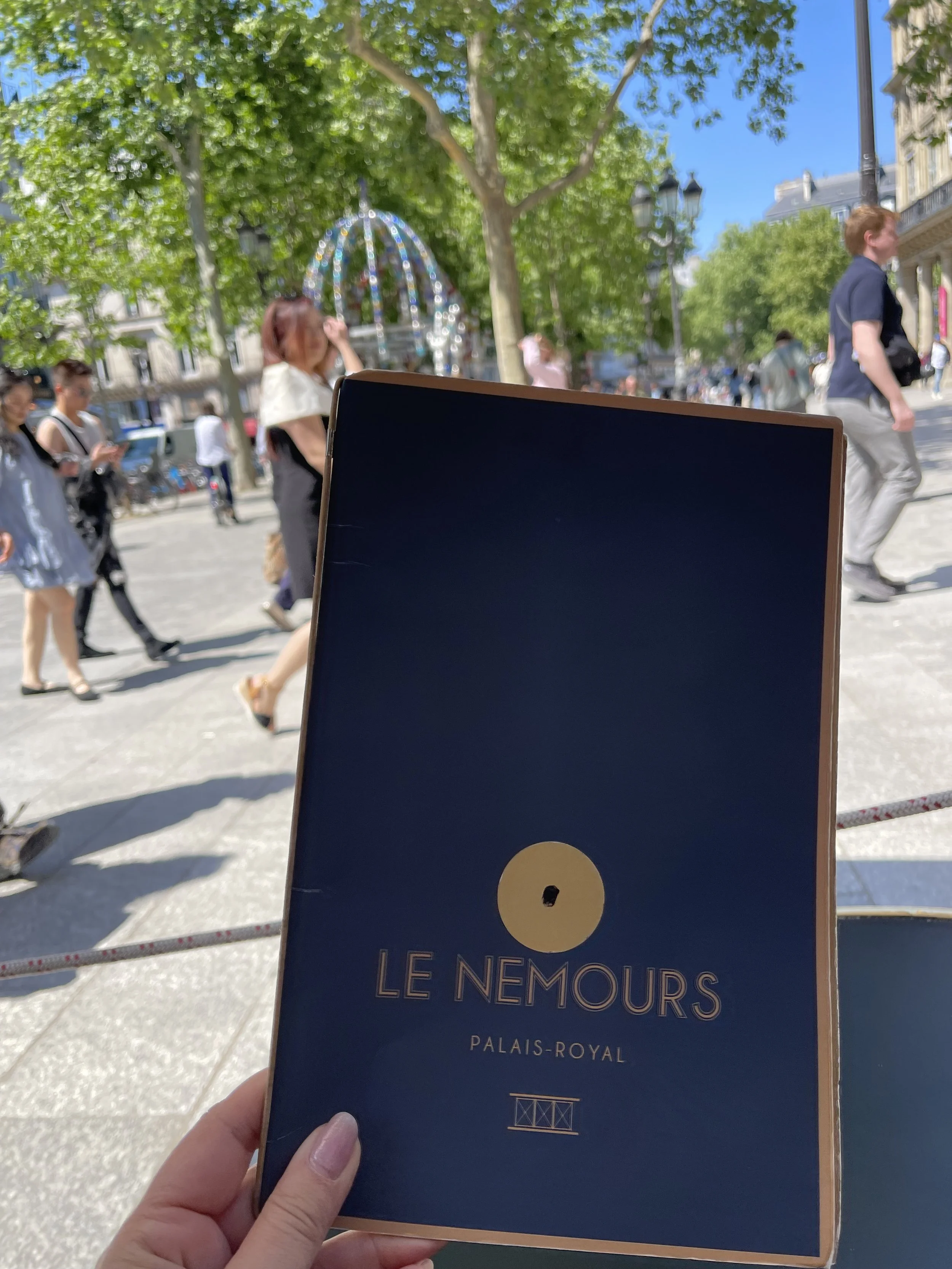 voorzijde menukaart le Nemours Paris Place Colette.jpeg