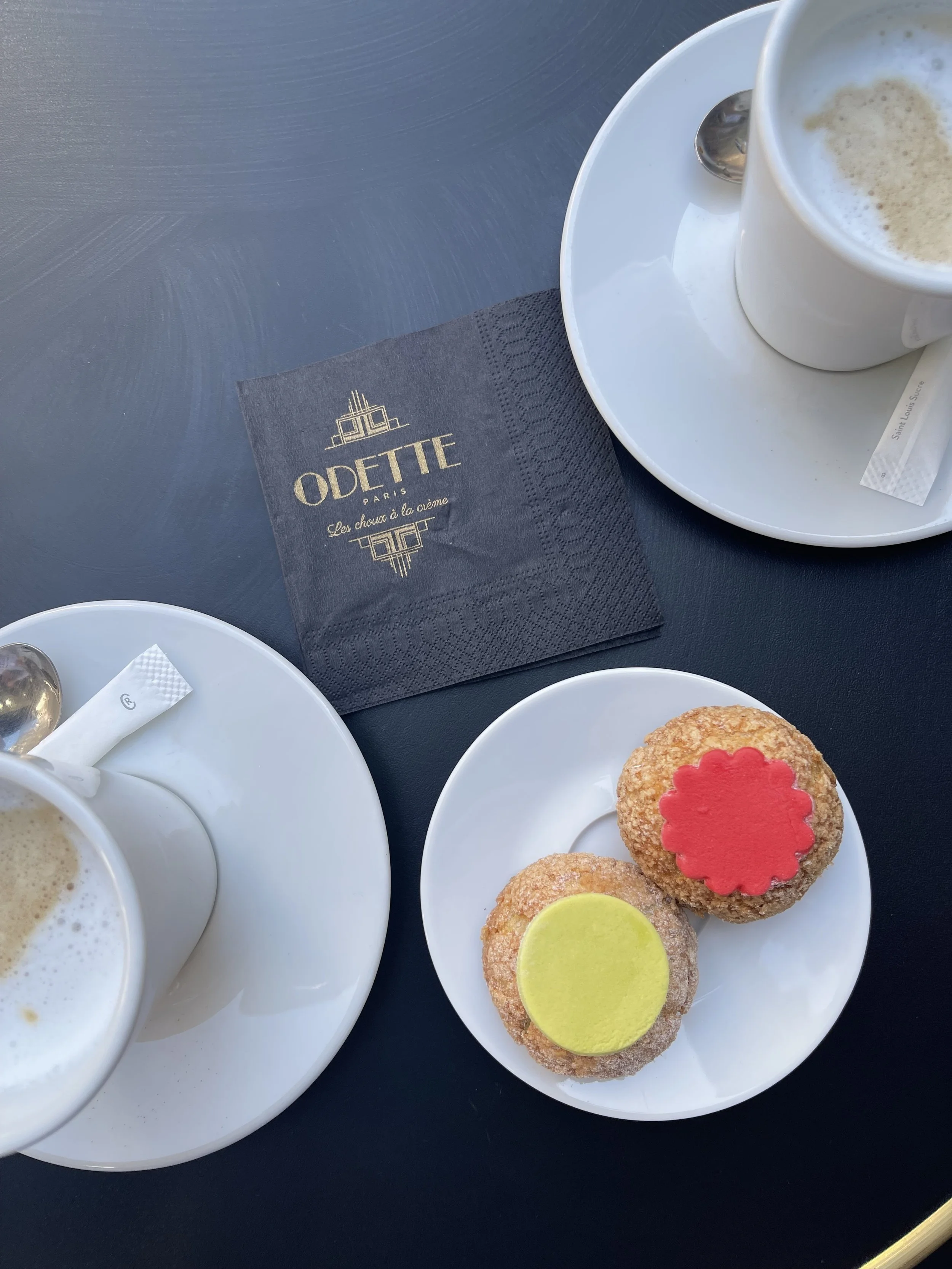 cappuchino en roomsoepjes bij Odette Paris.jpeg