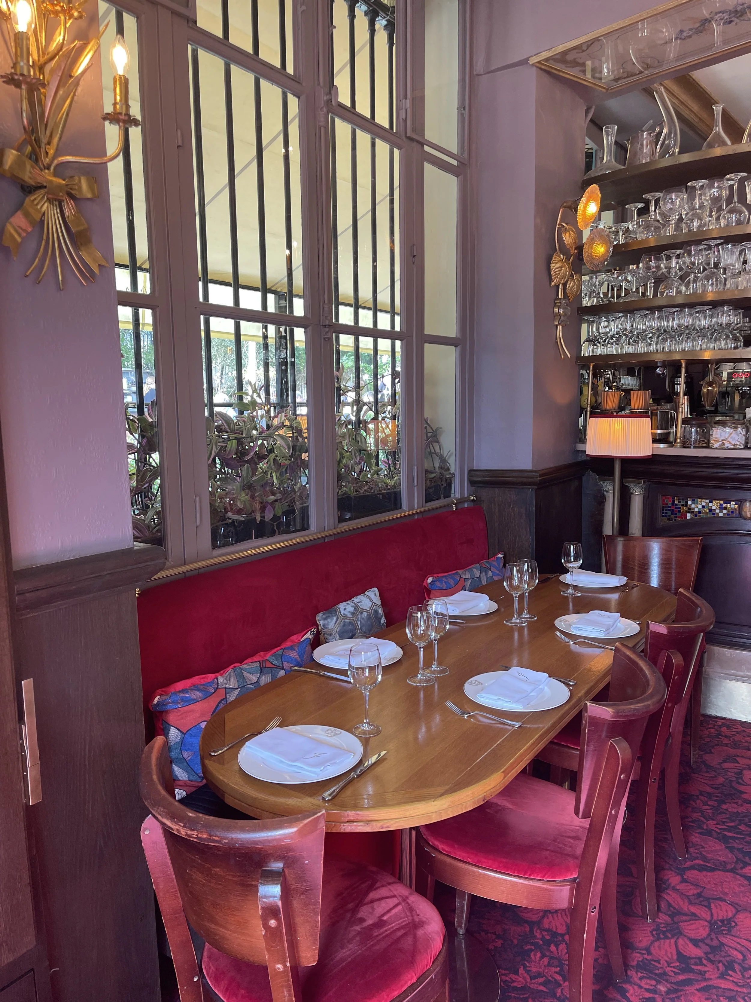 Interieur met rode pluche bank en stoelen chez Julien