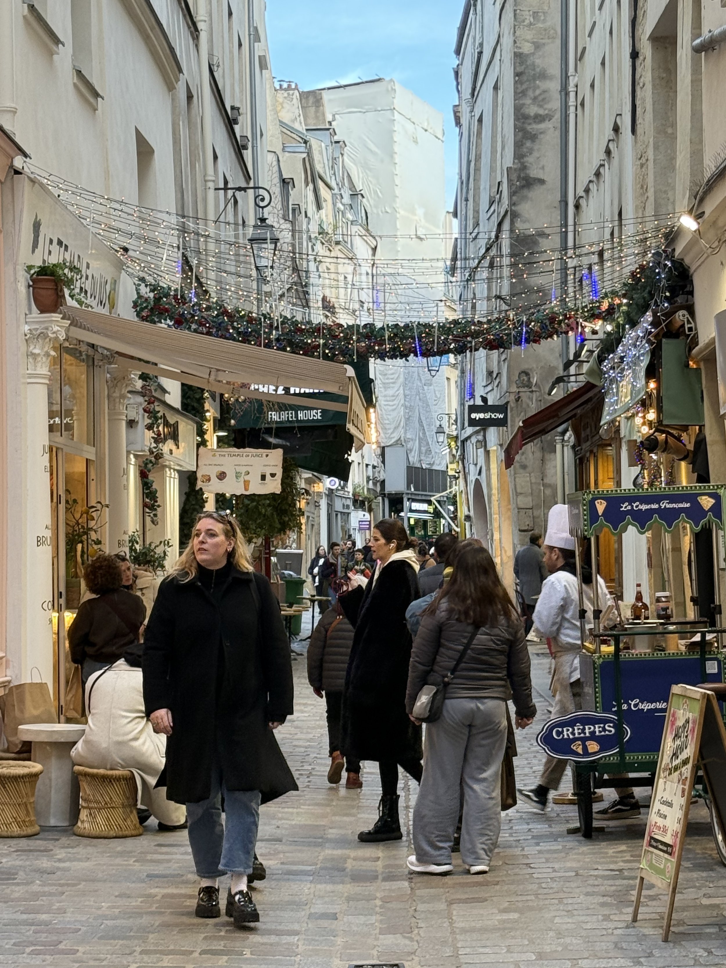 wandelend publiek in Le Marais