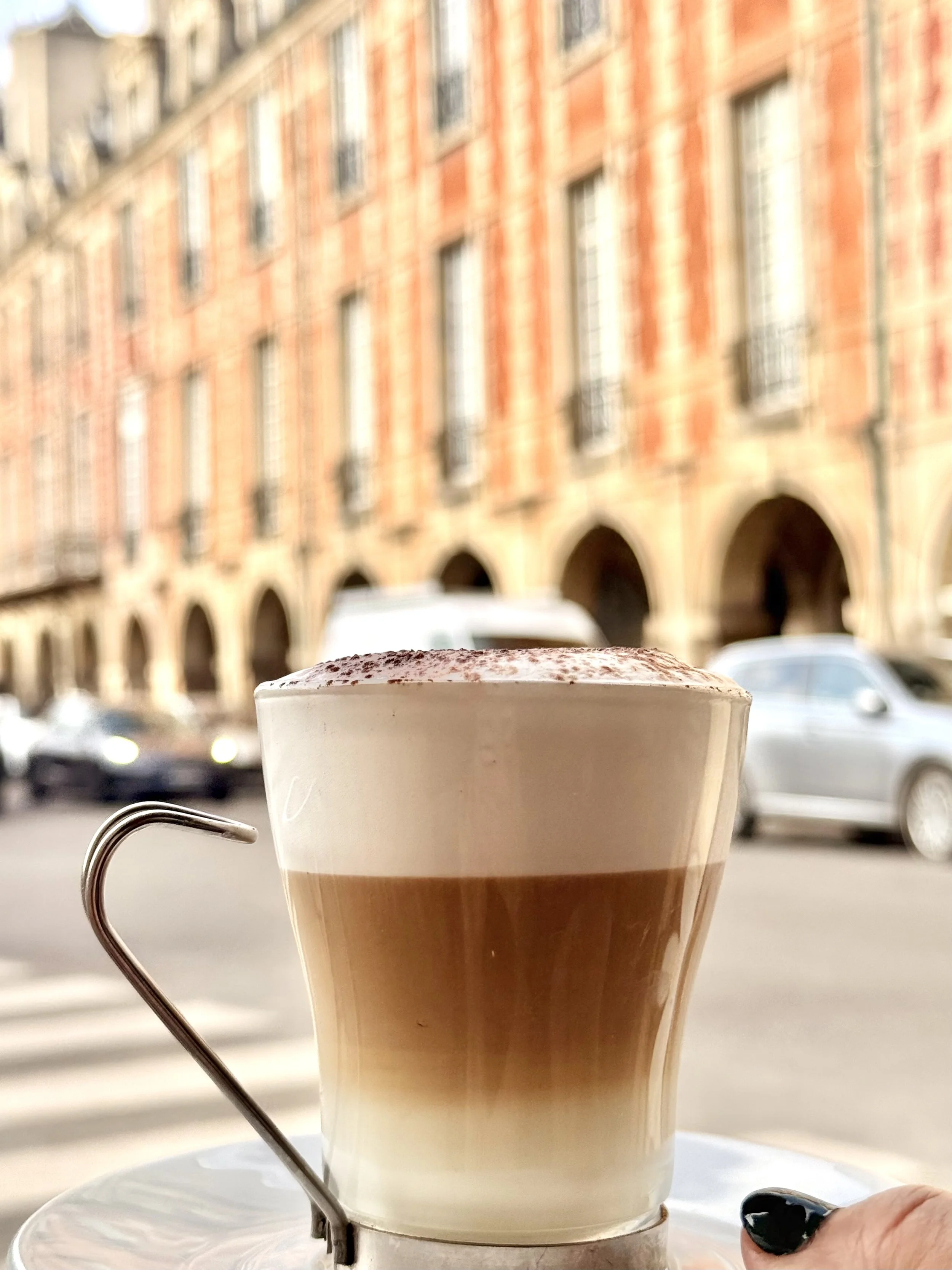 cappuccino op terras van cafe Hugo in Le Marais