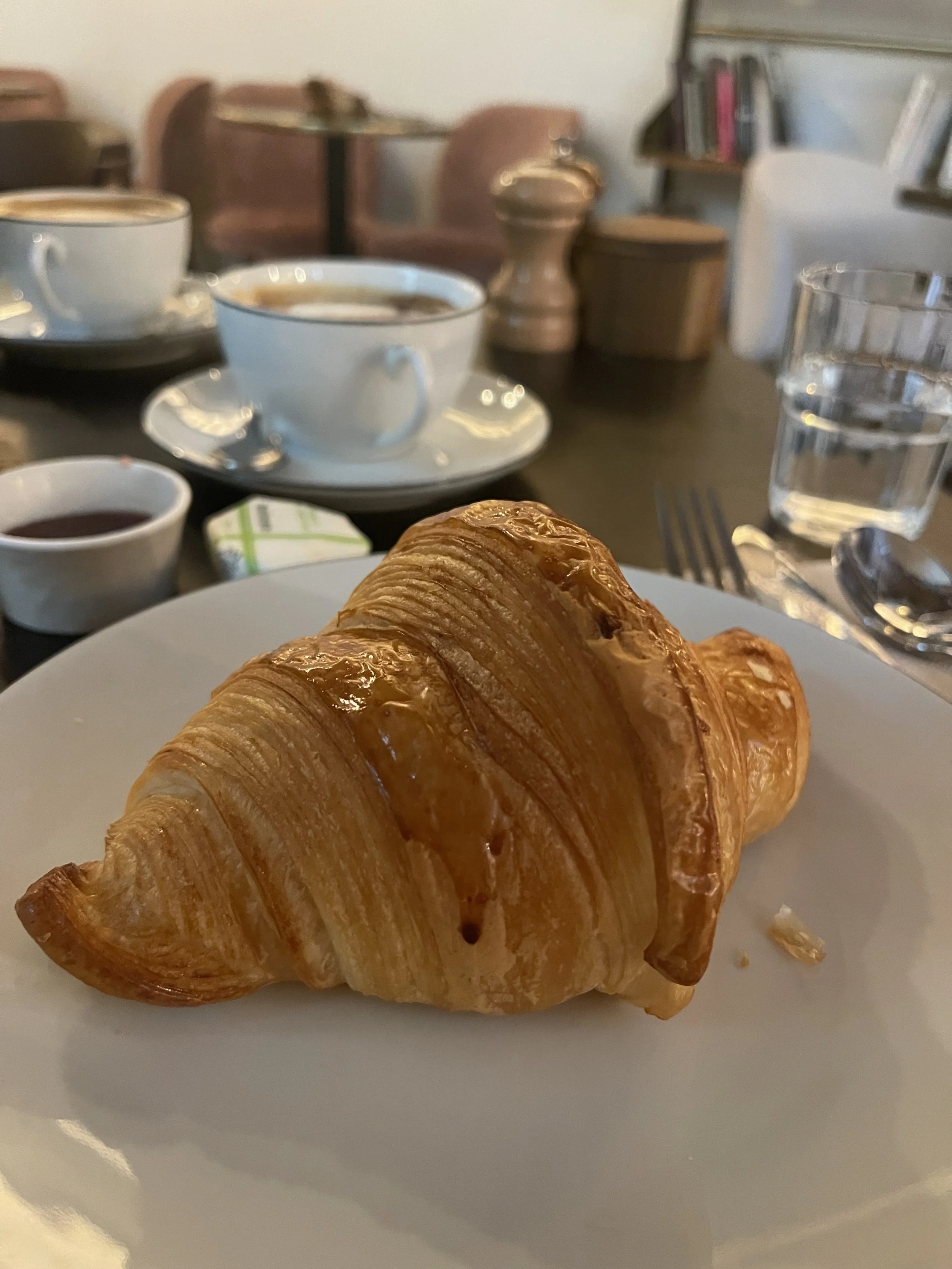 Ontbijt met croissant.jpeg