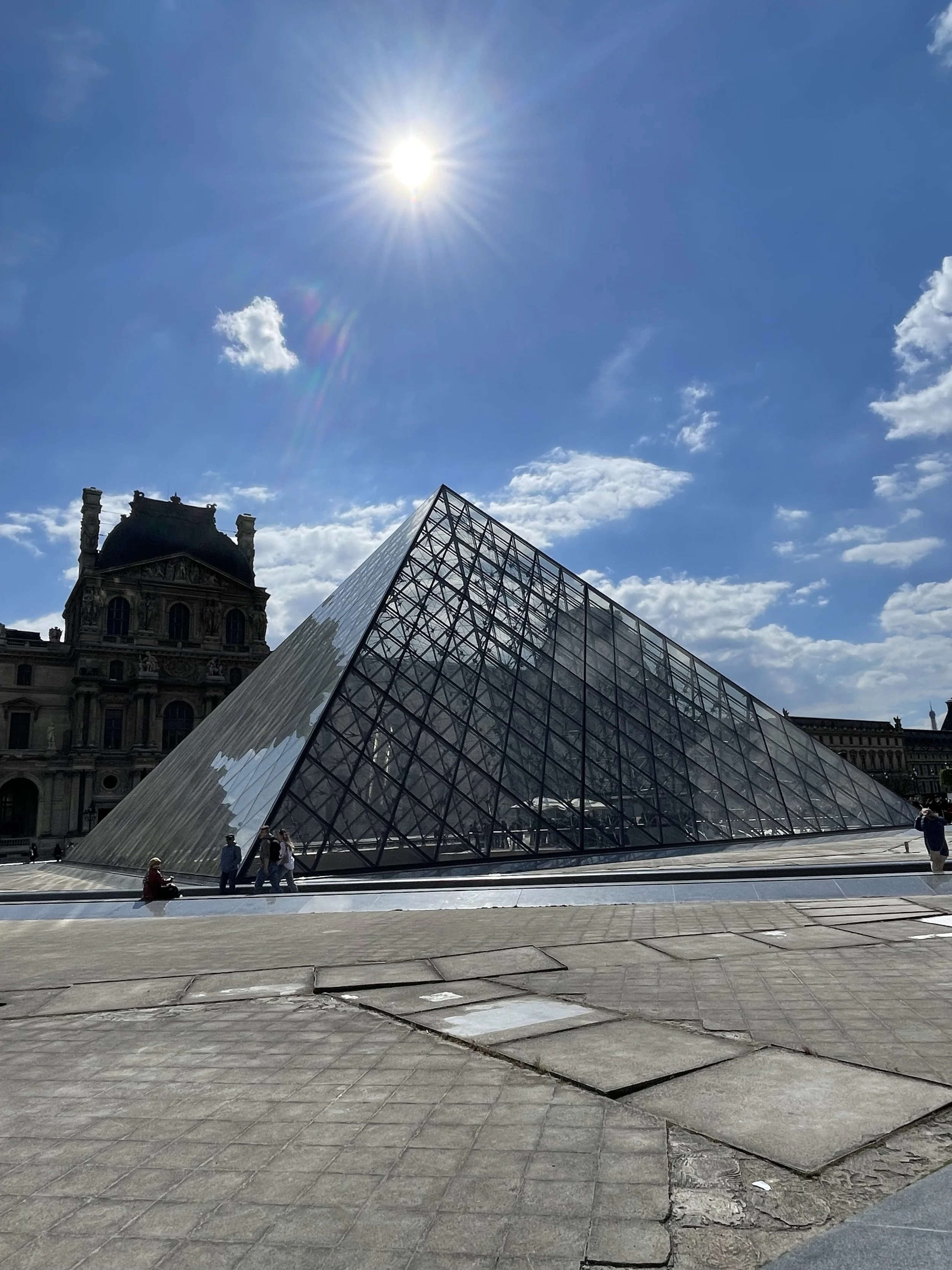pyramide Louvre Parijs