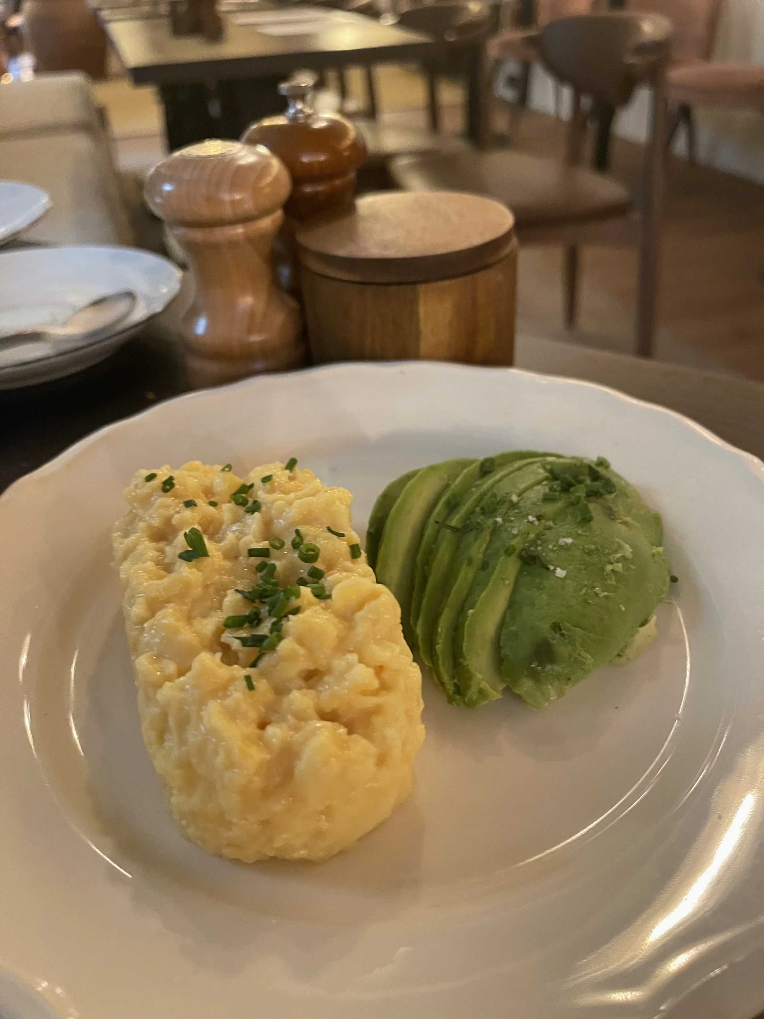 egg and avocado breakfast Pulitzer Paris.jpeg