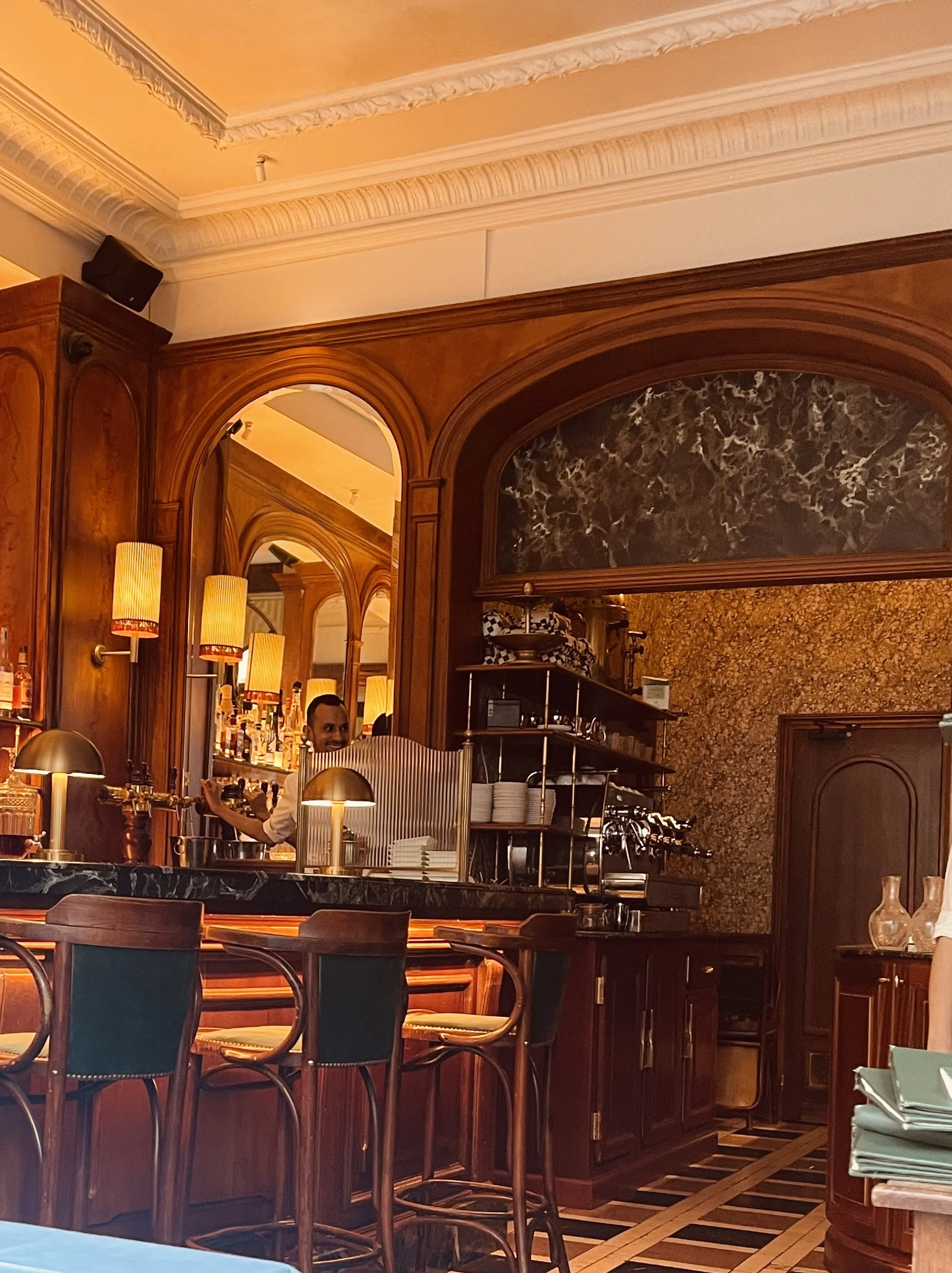 Interieur bar Madonna Paris.jpeg
