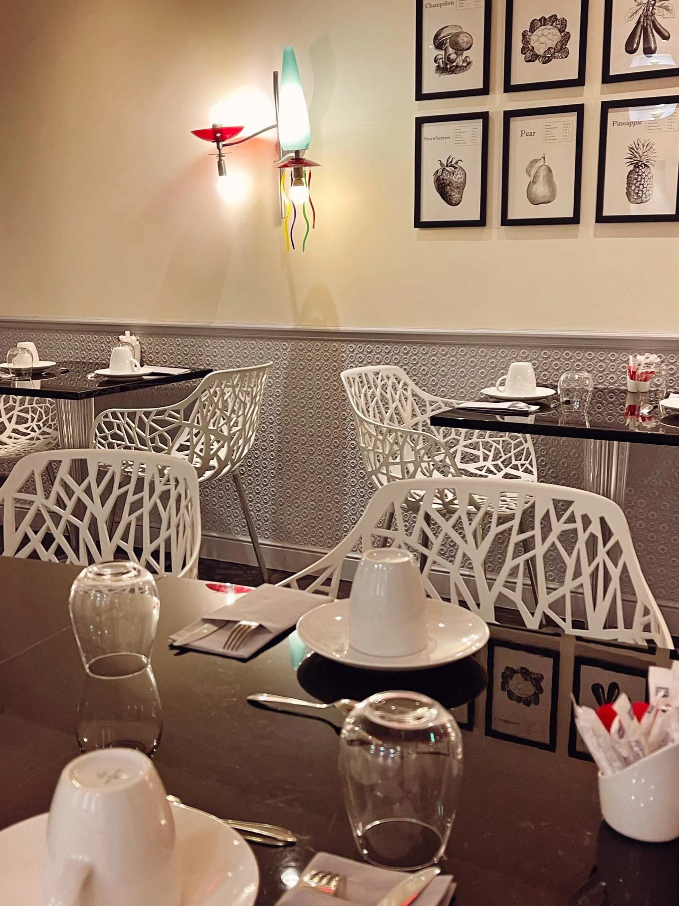 Ontbijt ruimte in de kelder Hotel Louvre st Honoré Parijs