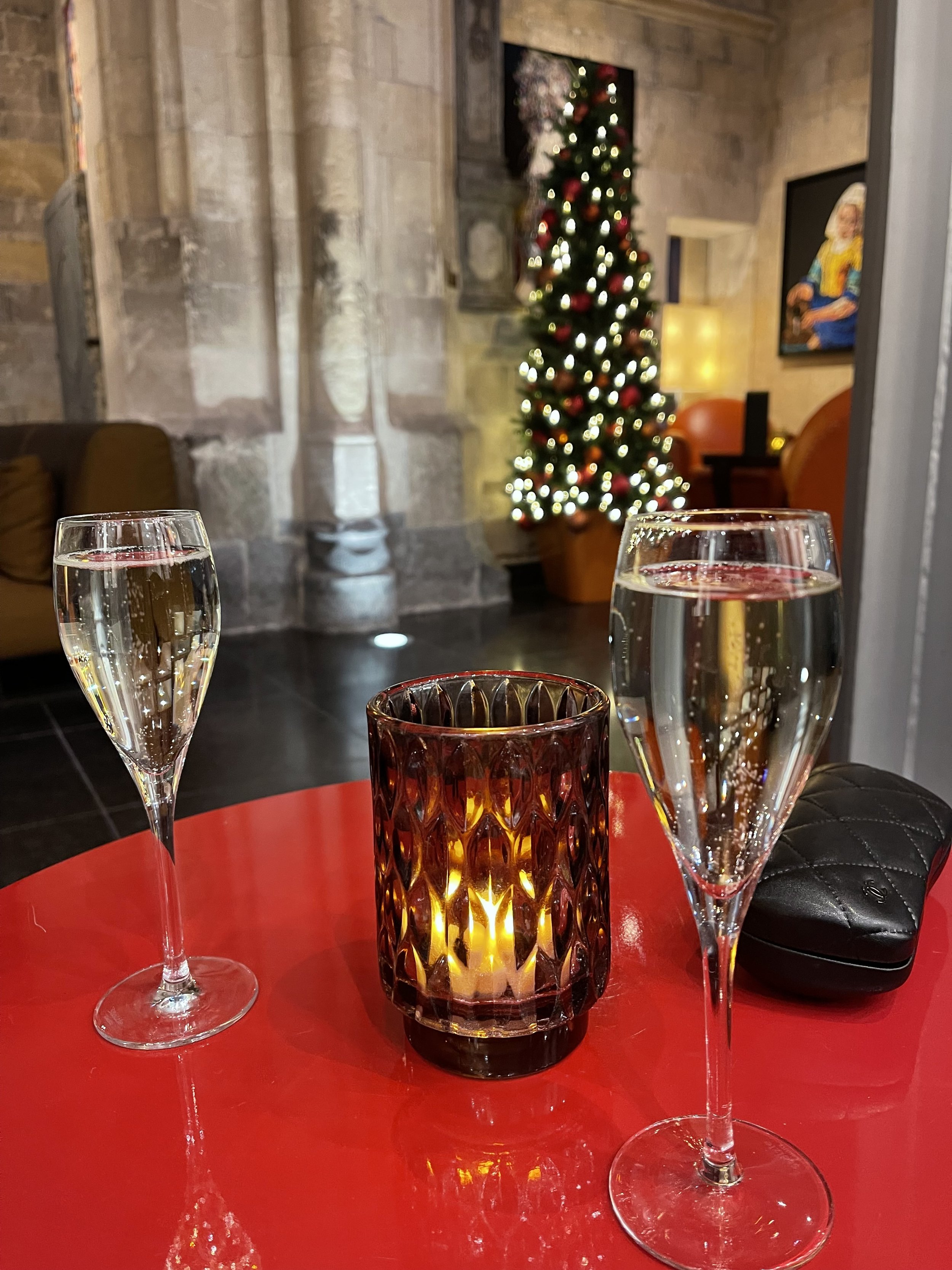 Ontvangst met bubbels in de lobby bij het Kruisherenhotel in Maastricht