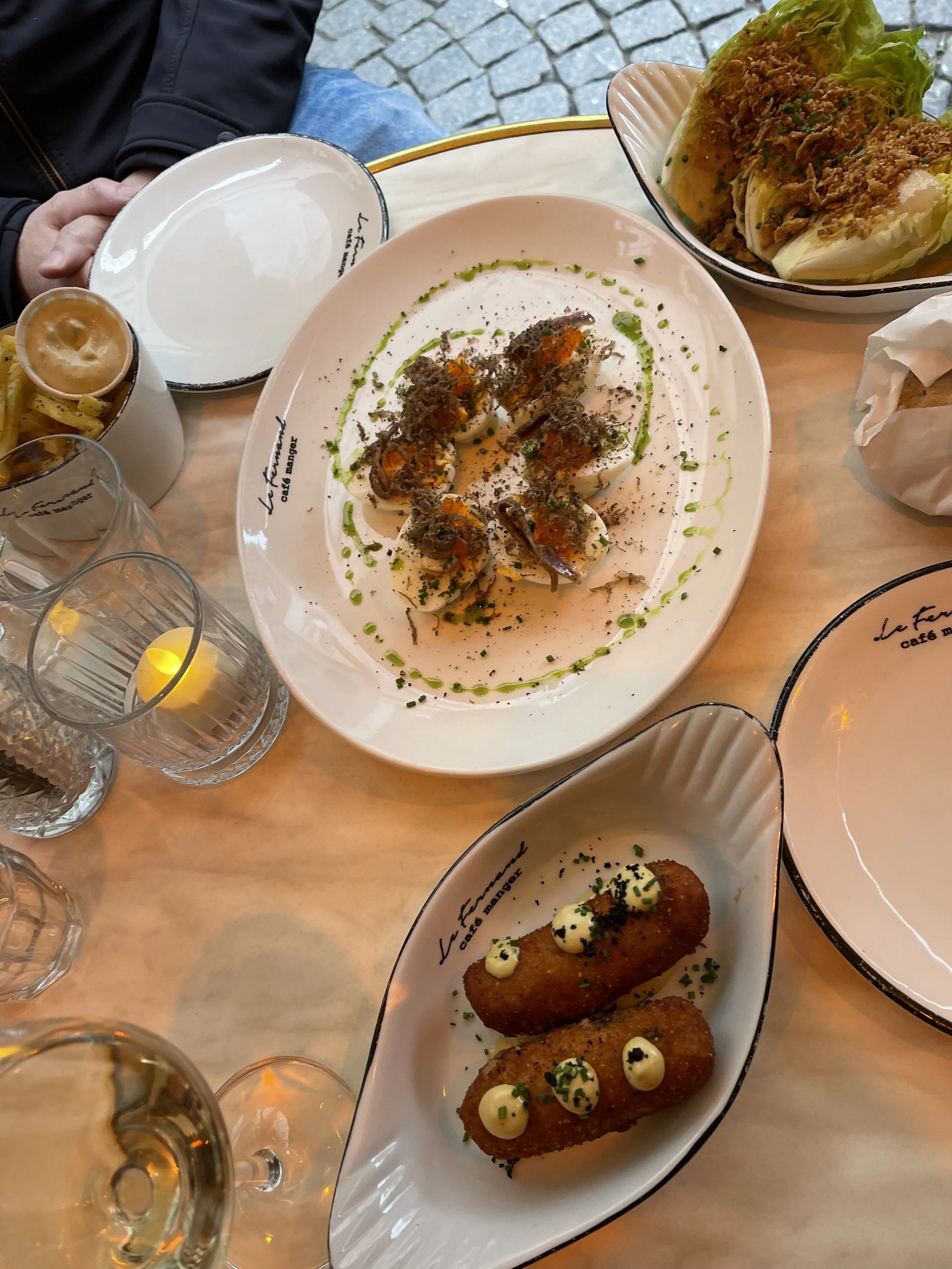 Oeufs Mayonaise, garnalenkroketjes en sla bij Le Fernand in Maastricht
