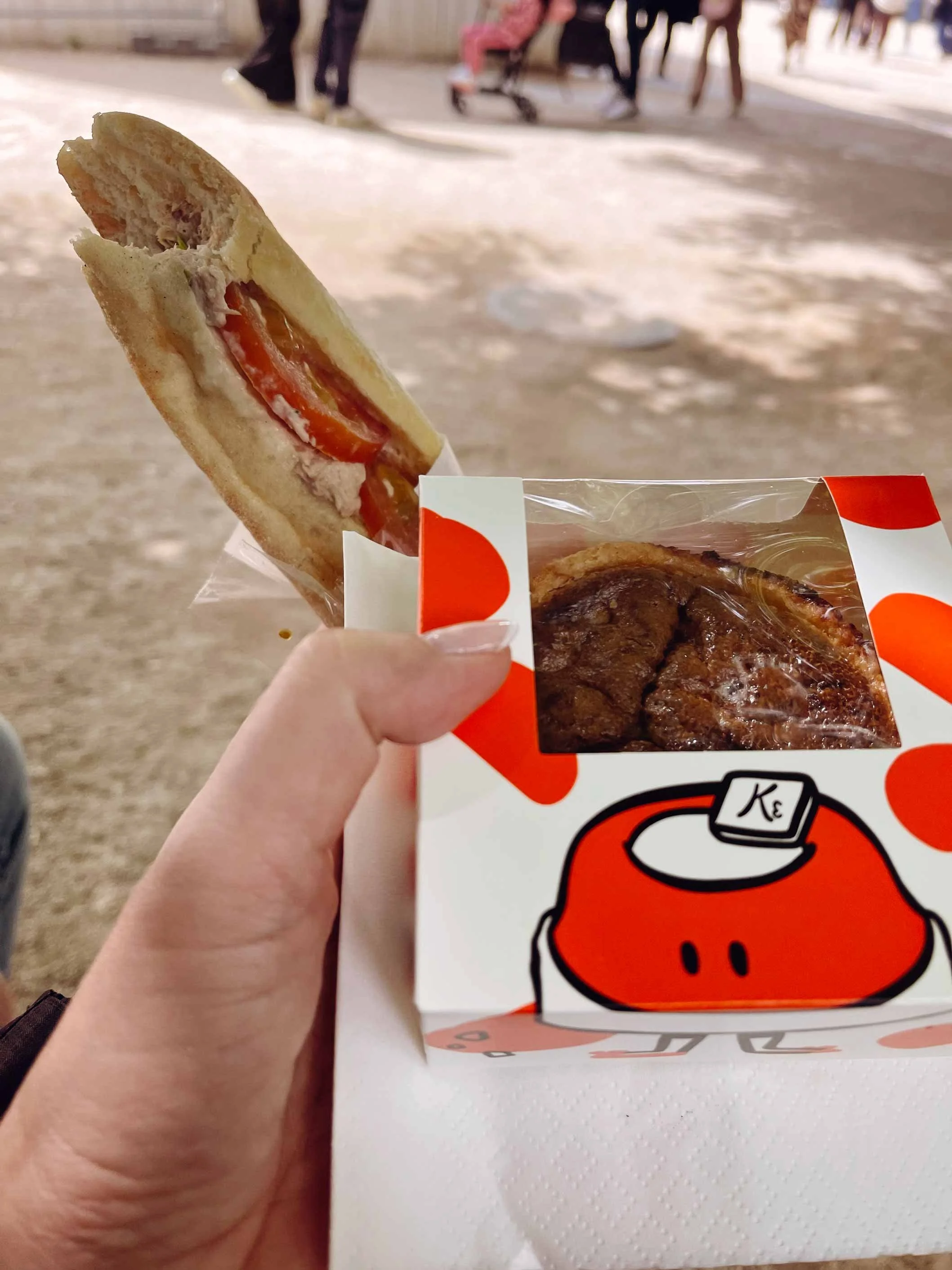 stokbroodje tonijn en quiche lorraine van Paul Tuileries Parijs