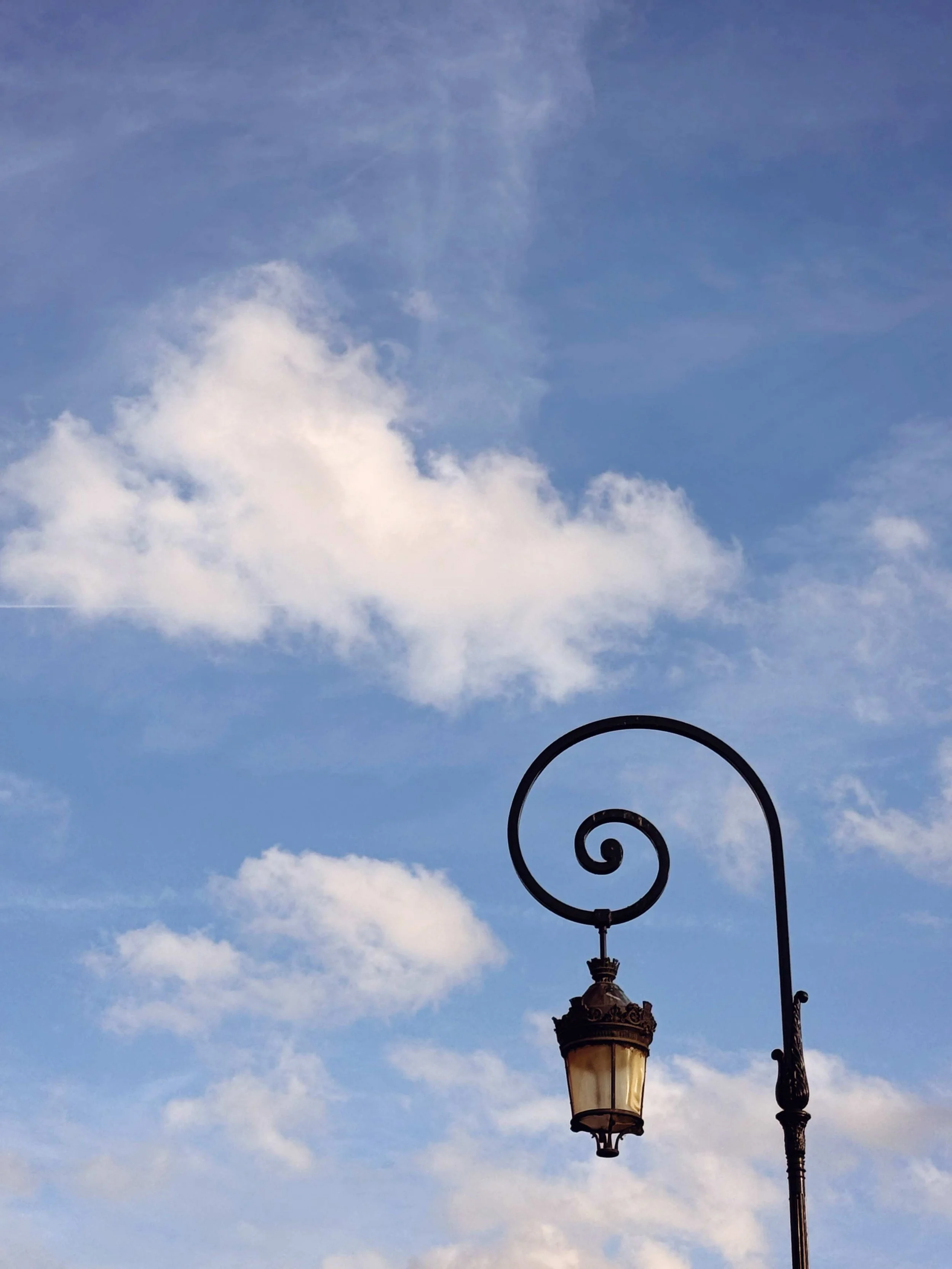 Lantaarn tegen een blauwe lucht met wolken le Marais 2026