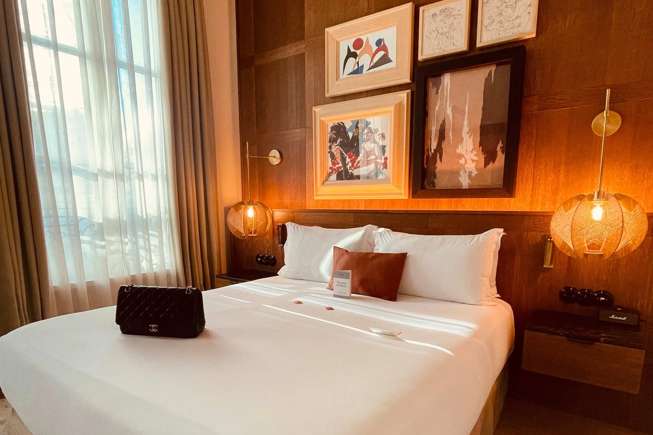 Hotelkamer Puliter Parijs, Chanel tas, sfeervolle lampjes