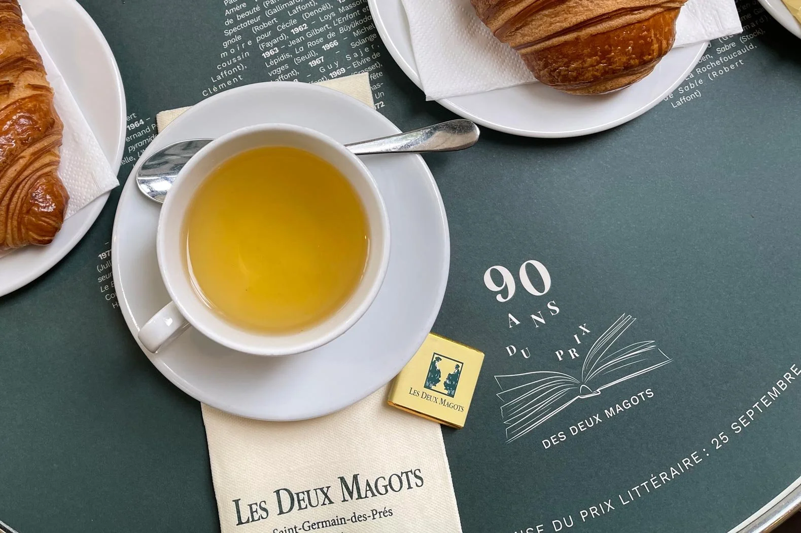 Les Deux Magots thee en crosissants
