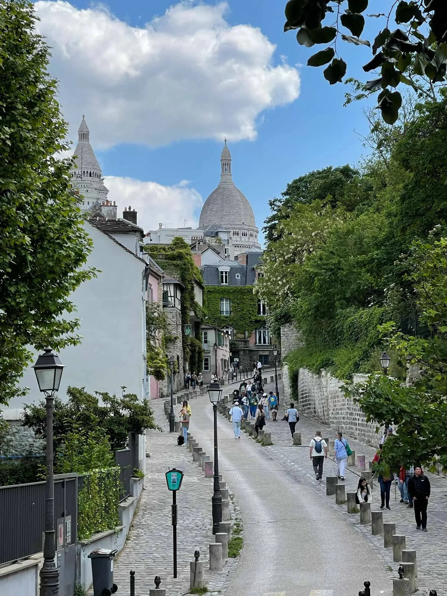 Rue Abreuvoir Montmartre mensen wandelen de heuvel op