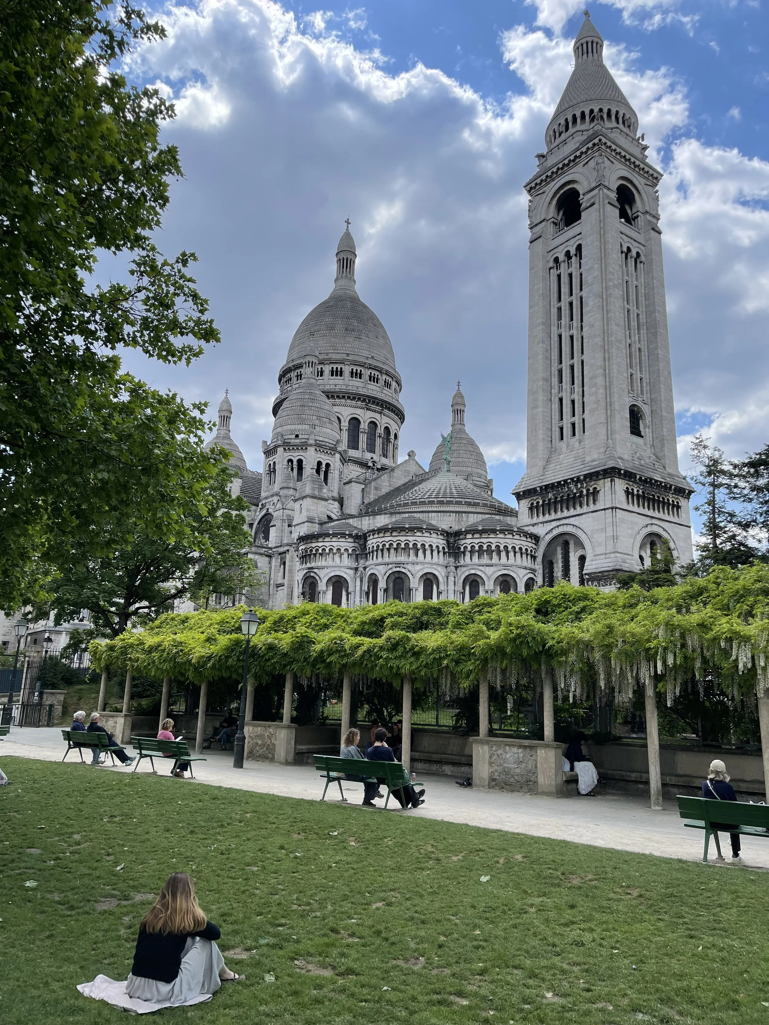 square achter Sacre Cœur Montmartre.jpg