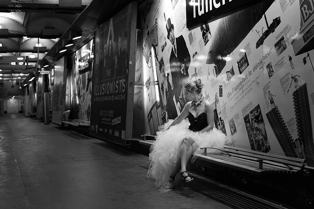 dame met feestelijke rok op het metrostation