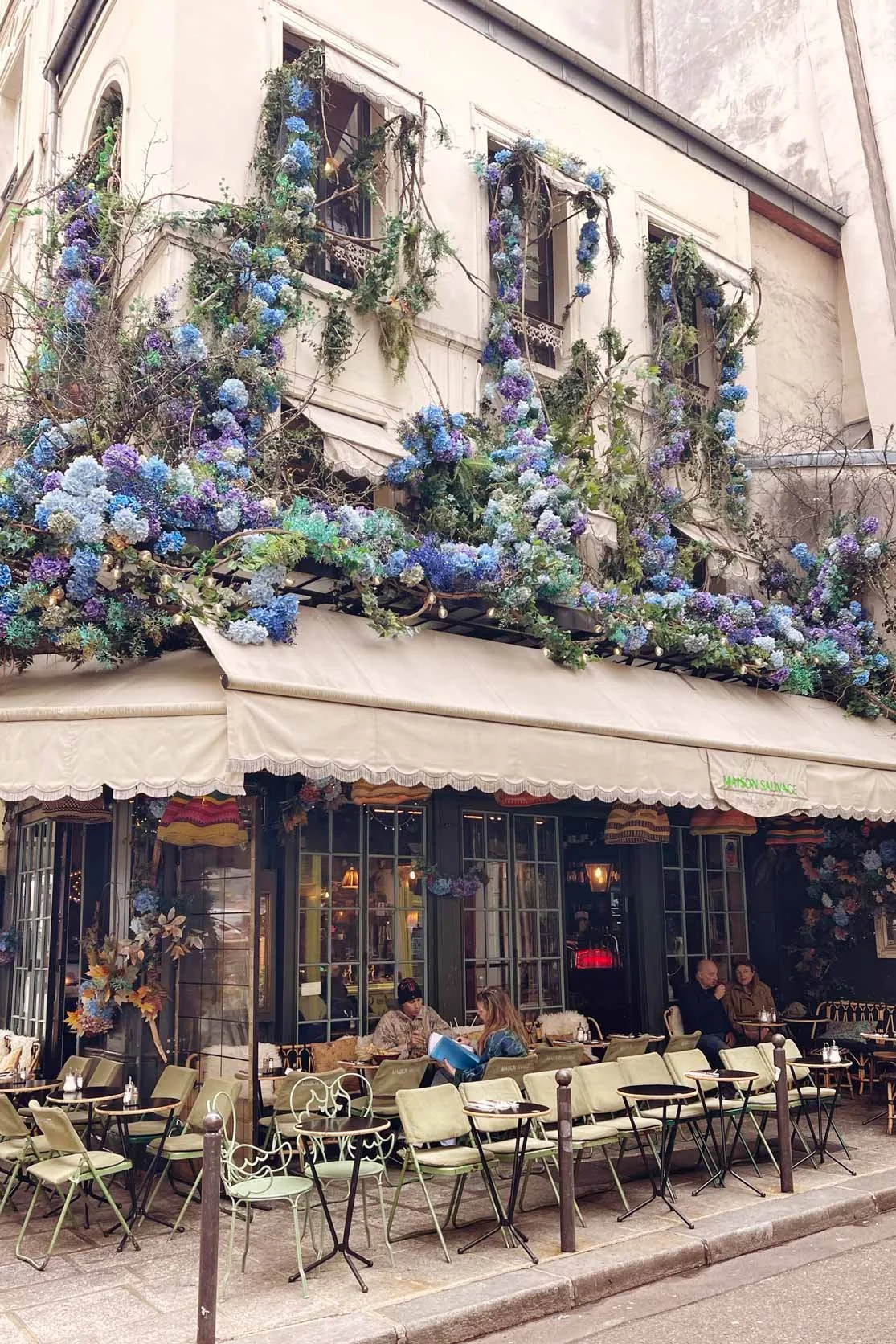 terras Maison Sauvage Saint Germain des Pres gevel is bekleed met kunstbloemen