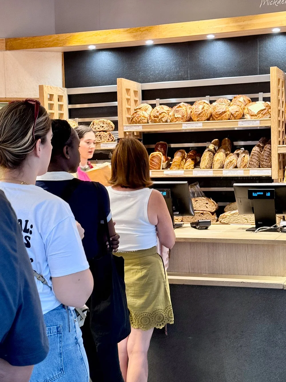 In de rij bij boulangerie La Parisienne