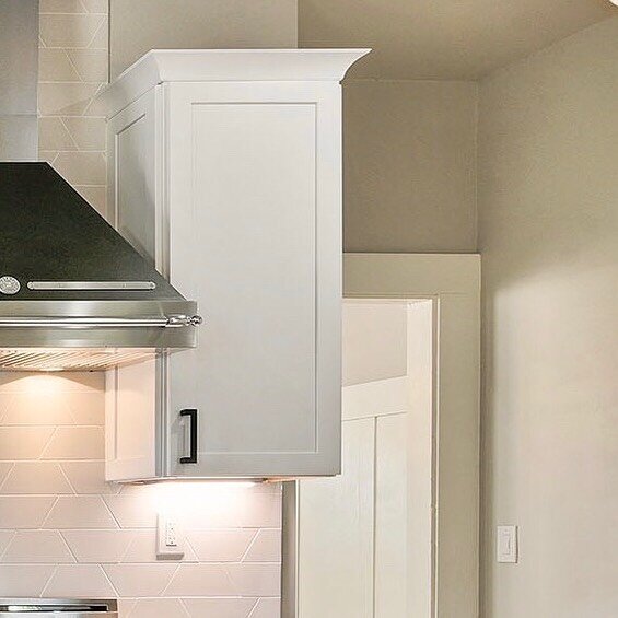 (4of6) What do you think of this brick kitchen with dual tone cabinets? Check out the retro Bertazzoni range in the back. 

#broadwaydesignbuild #kitchenmakeover #kitchenrenovation #brickkitchen #brickwallinterior #kitchenislanddesign #craftsman #cra