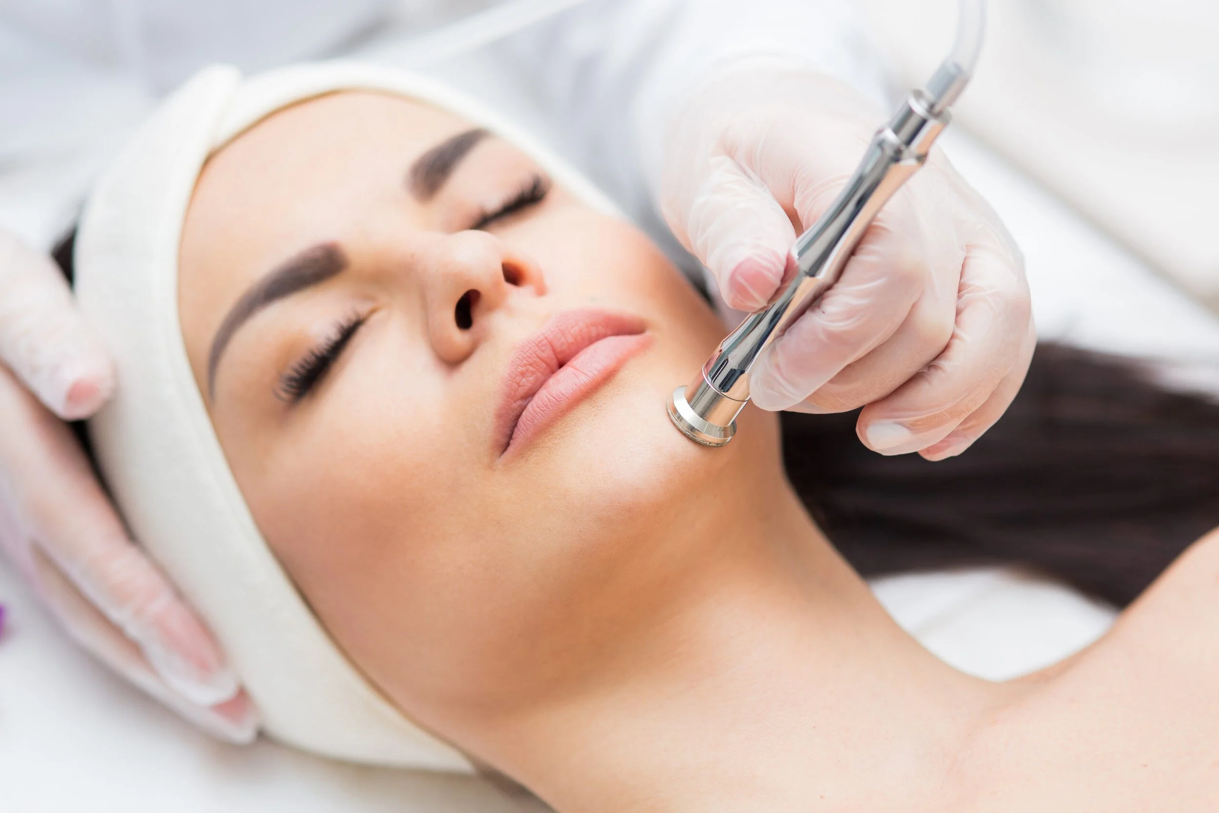 Find out why a Diamond Glow Facial in Naples FL is a popular skincare treatment. Learn how it boosts glow & healthy-looking skin.