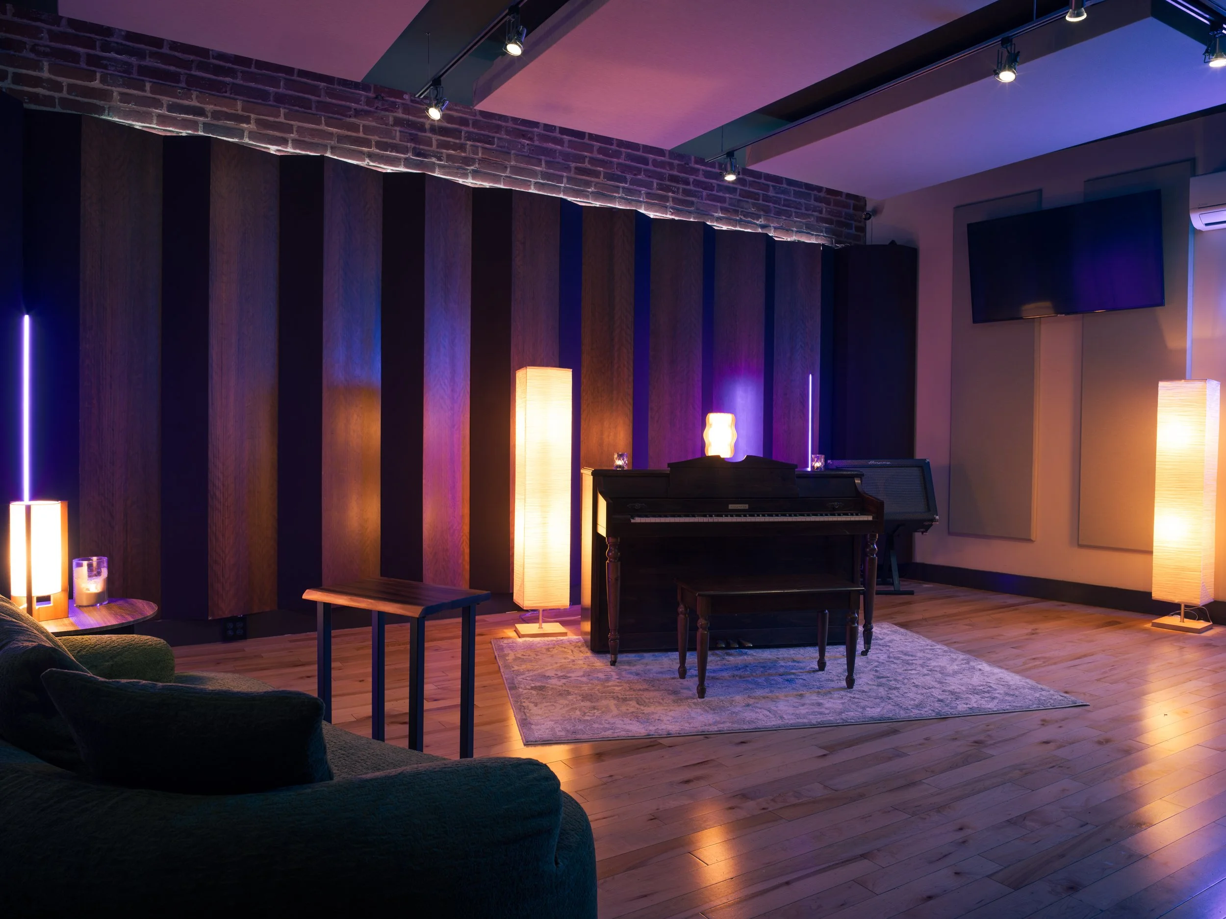 LIVE-PIANO-DIM.jpg