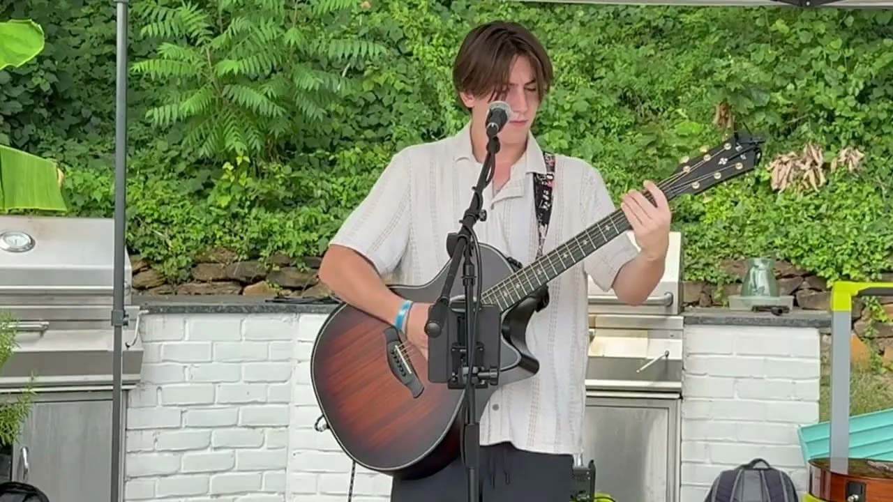 Avanti Pizza and Live Music with Jude Strawley