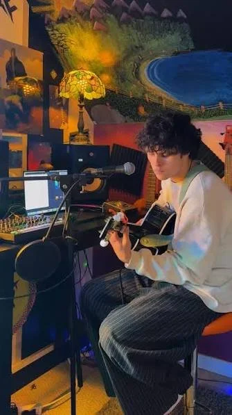 Avanti Pizza and Live Music with Lui Joseph