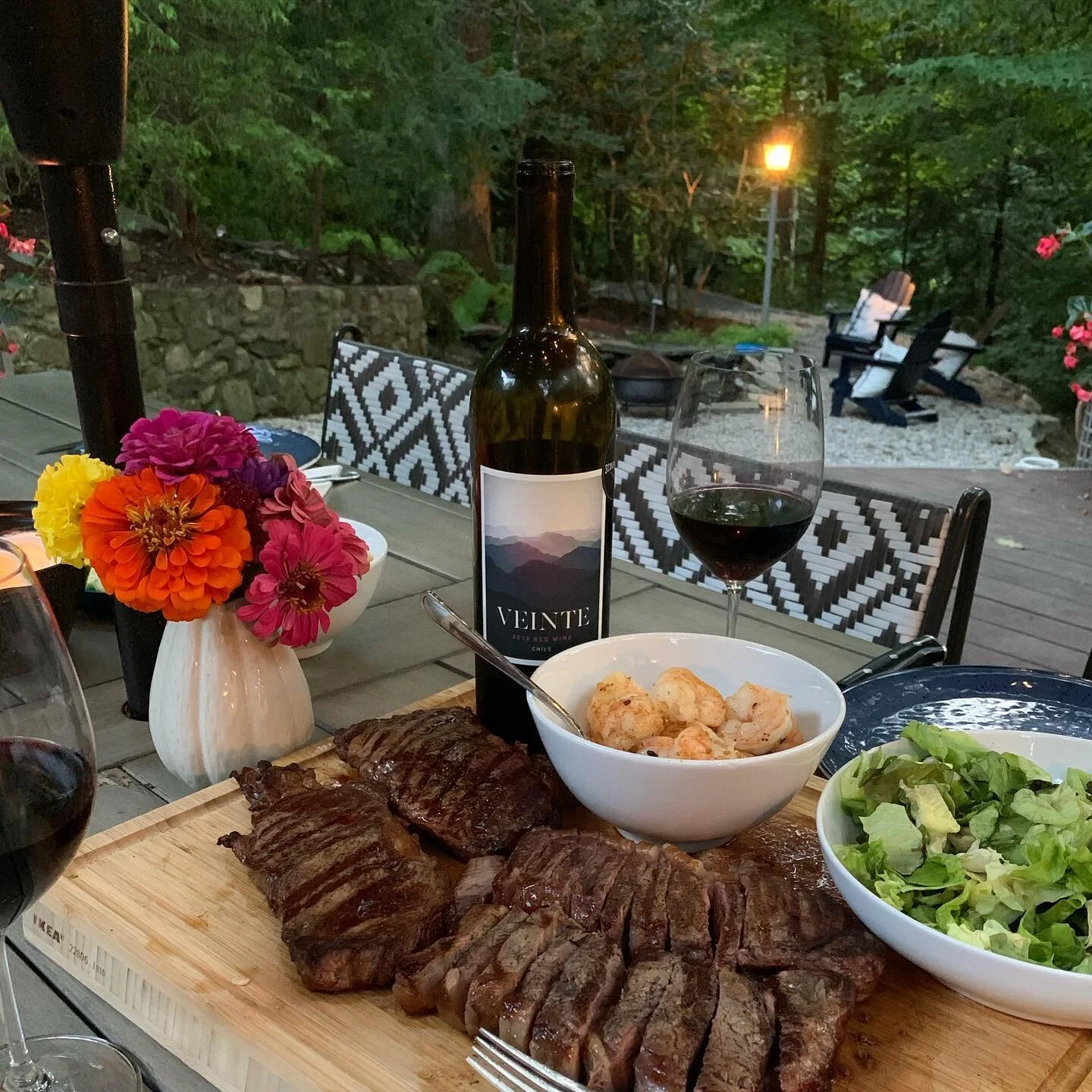 A nice surf n&rsquo; turf dinner tonight. NY strip &amp; shrimp from @stewleonards 🥩🍤🥗 paired perfectly with the 2018 Veinte Red Wine 🍷from Chile @scoutandcellar 👌🏻

#diningalfresco #surfnturf #scoutandcellar #scoutandcellarwine #scoutandcellar