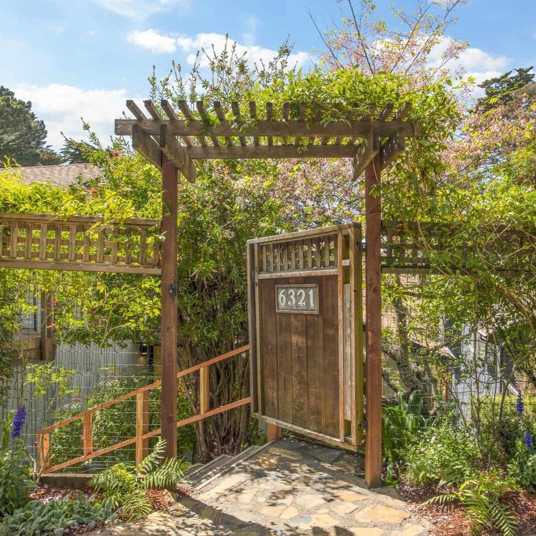 New Montclair listing!

6321 Longcroft Drive, Oakland, 94611
Open Sunday 4/28 2:00-4:00☀️

&bull;	Lovely bay views from most rooms
&bull;	Patio garden and view decks
&bull;	2 Bed/2 Bath ,primary on same floor
&bull;	4th Bedroom/office 
&bull; Worksho