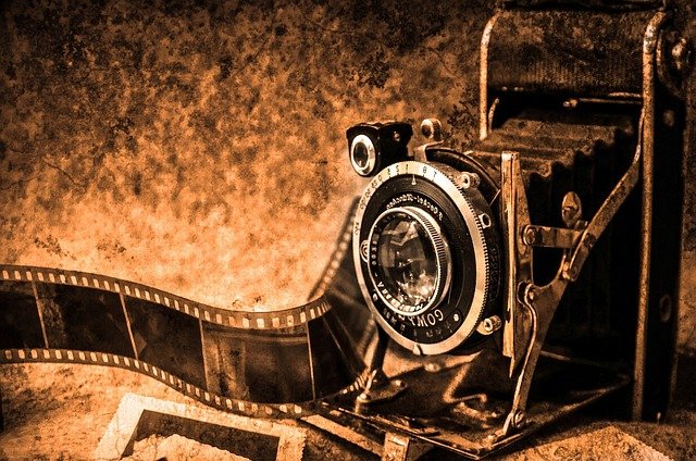 Your Guide to Selling Antique Cameras: From Pricing to Shipping