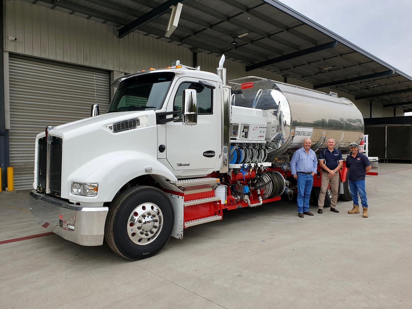 Another happy customer!⁣ 🤝
⁣
Thank you to @divalls.earthmoving for their purchase of this stunning 15,000lt diesel refueller. Custom built to provide a variety of services to their earthmoving equipment on site. ⁣
⁣
Thank you again for choosing Holm