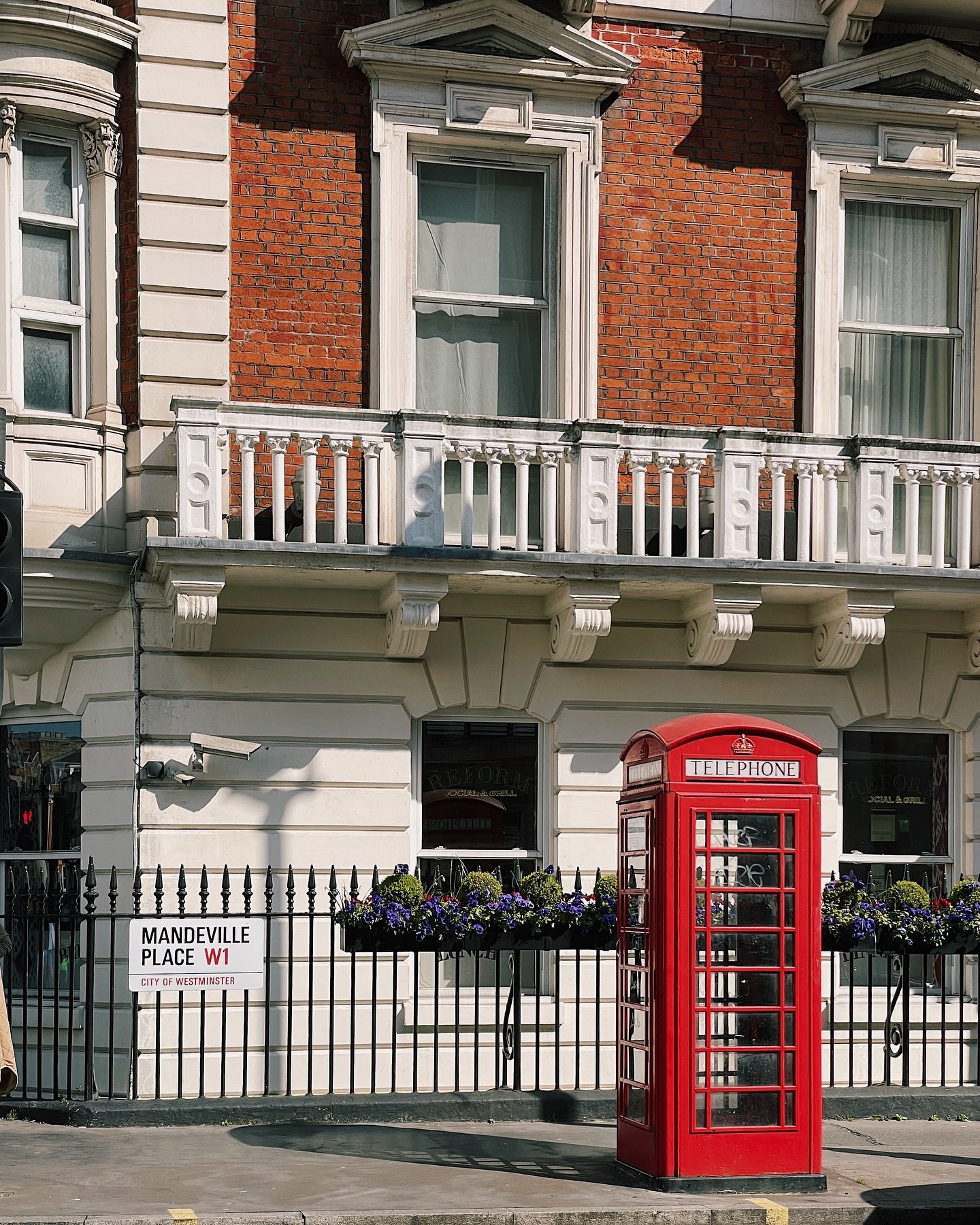 London Red 📮 Spent the day at Borough Markets, Regent&rsquo;s Park, and shopping with a cheeky double decker bus ride ☺️