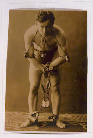 Houdini In Chains 1899.jpg