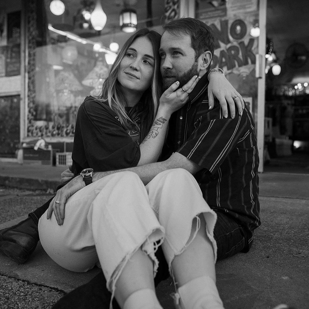 HELLOOOOO! Guess what?? It&rsquo;s officially Love is Black &amp; White season! New around here and don&rsquo;t know what this is? READ ON:
⠀⠀⠀⠀⠀⠀⠀⠀⠀
Two years ago, I was sitting and eating a half- decent vendor meal at a wedding, chatting about the 
