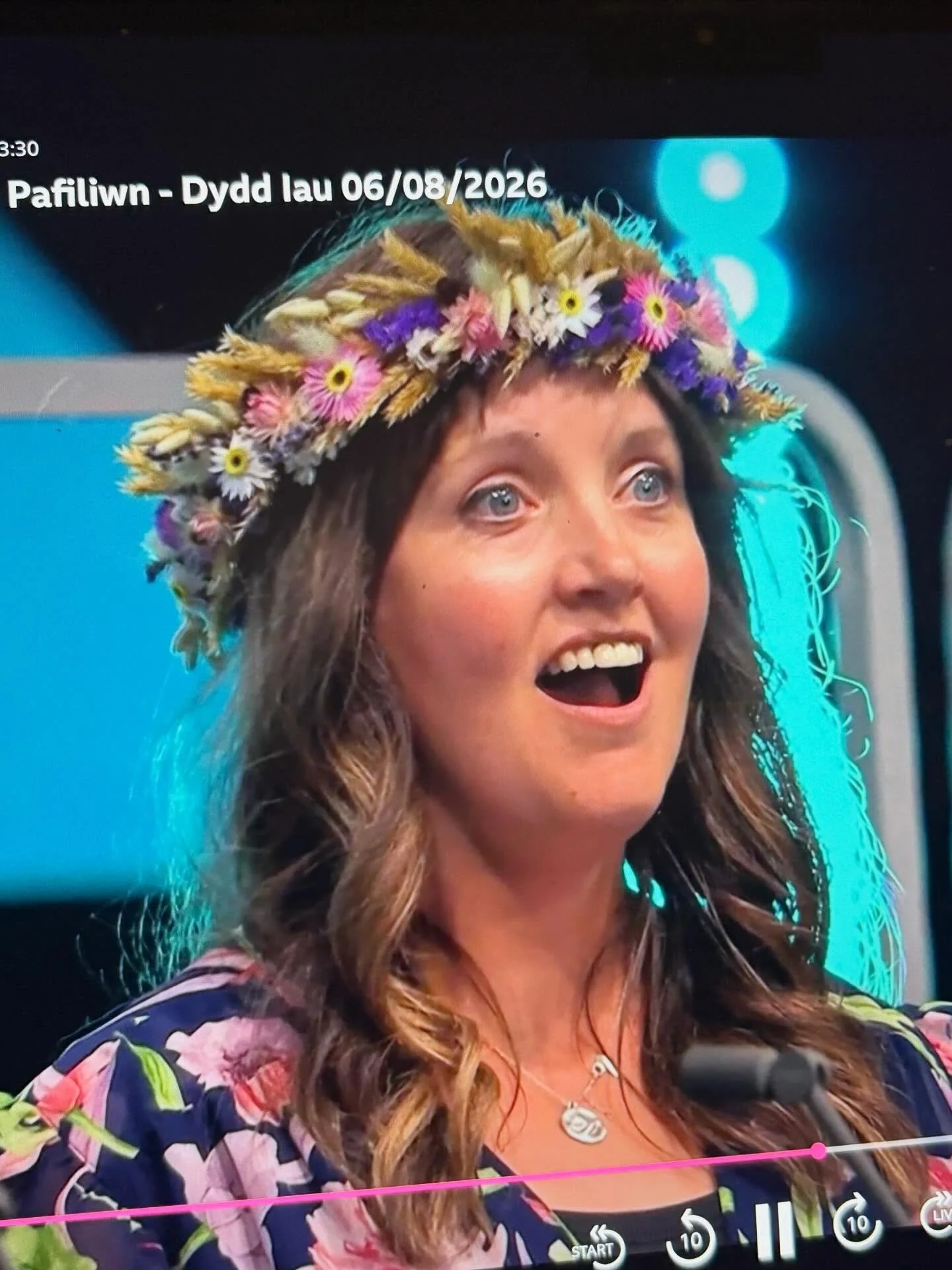Llongyfarchiadau mawr i fy chwaer @livswoodpark a &lsquo;Pharti Cae Blodau&rsquo; am ennill cystadleuaeth y Grŵp Lleisiol yn y Maes D yn yr Eisteddfod ddoe, ac am gael y cyfle i berfformio ar lwyfan y Pafiliwn. Dw i&rsquo;n mor falch o&rsquo;r grŵp h