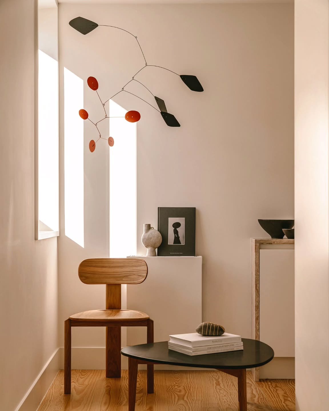 You don't need a large space to hang a mobile, a corner works nicely. Just make sure to install the mobile at least 20cm away from any surrounding wall and your room will  instantly look prettier. It's the perfect blend of cozy and cool.

SOLITO mobi