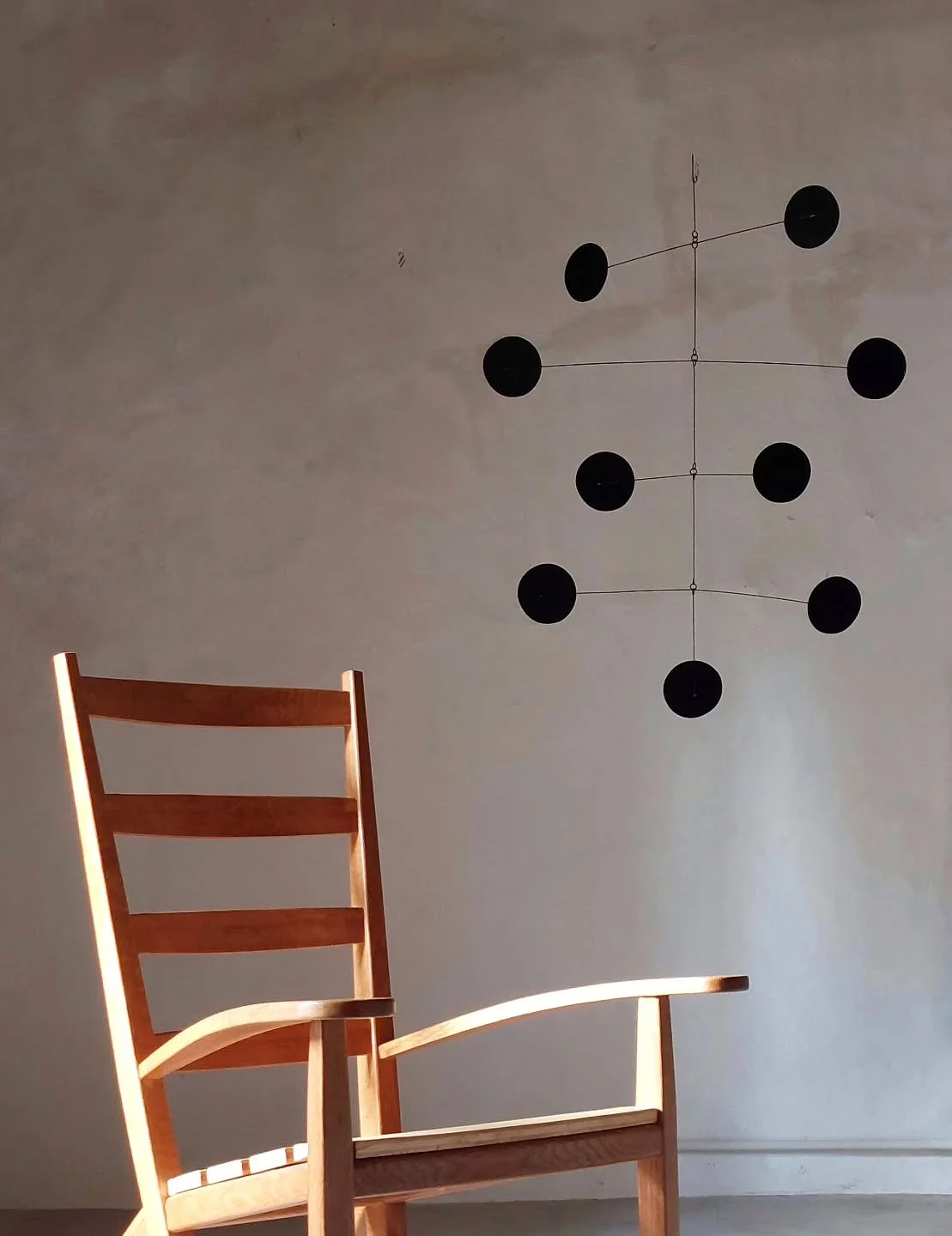 The Ray mobile pays tribute to the iconic Dot Pattern, created in 1947 by Ray Eames. Her brillantly simple design has turned it into a timeless classic. This mobile is a nod to her design genius and enduring style. 

SOLITO mobiles, crafted with atte