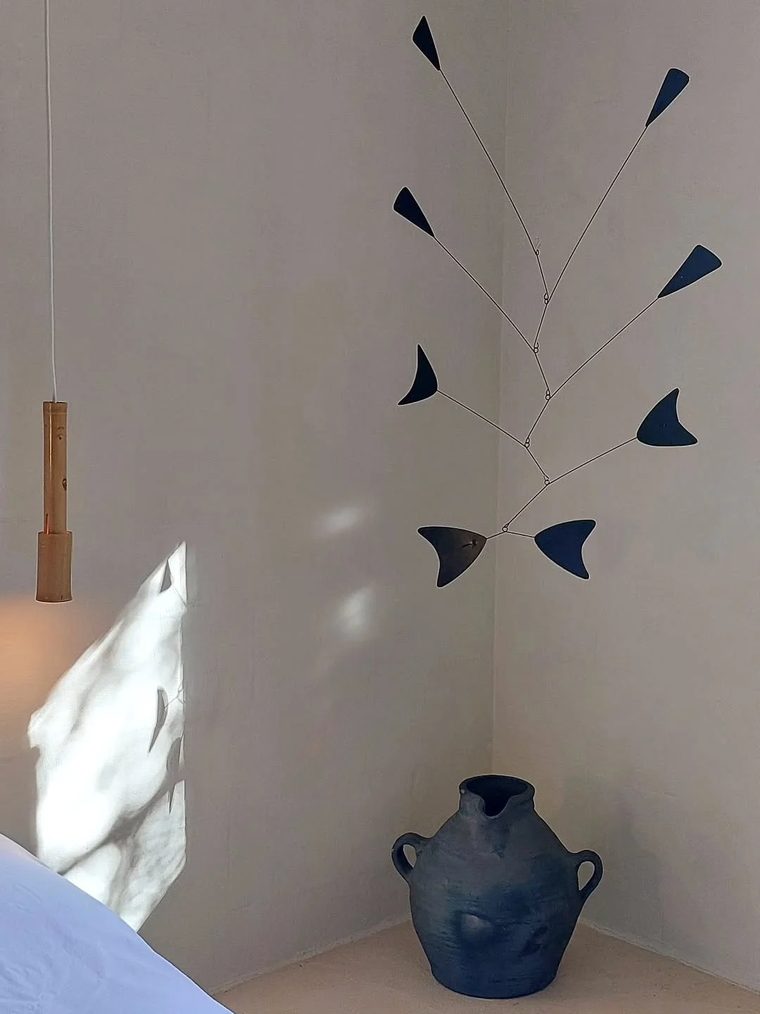 At SOLITO we like to send our mobiles to the corner.  It is an ideal place to hang them, as it 'frames' both their silhouette and their movement, creating a cozy and inviting atmosphere. 

En SOLITO nos gusta mandar los m&oacute;viles al rinc&oacute;