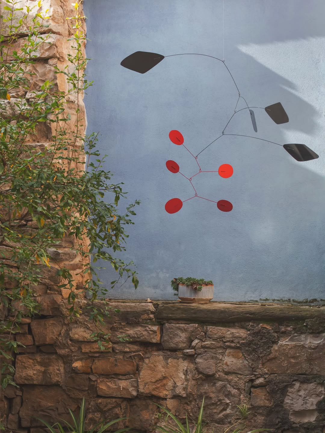 Mobiles are fascinating objects, not only for their vitality in motion, but also for their ability to evoke emotions. Our greatest challenge lies in achieving perfect harmony among all parts, so that none stands out too much.

SOLITO mobiles, handcra