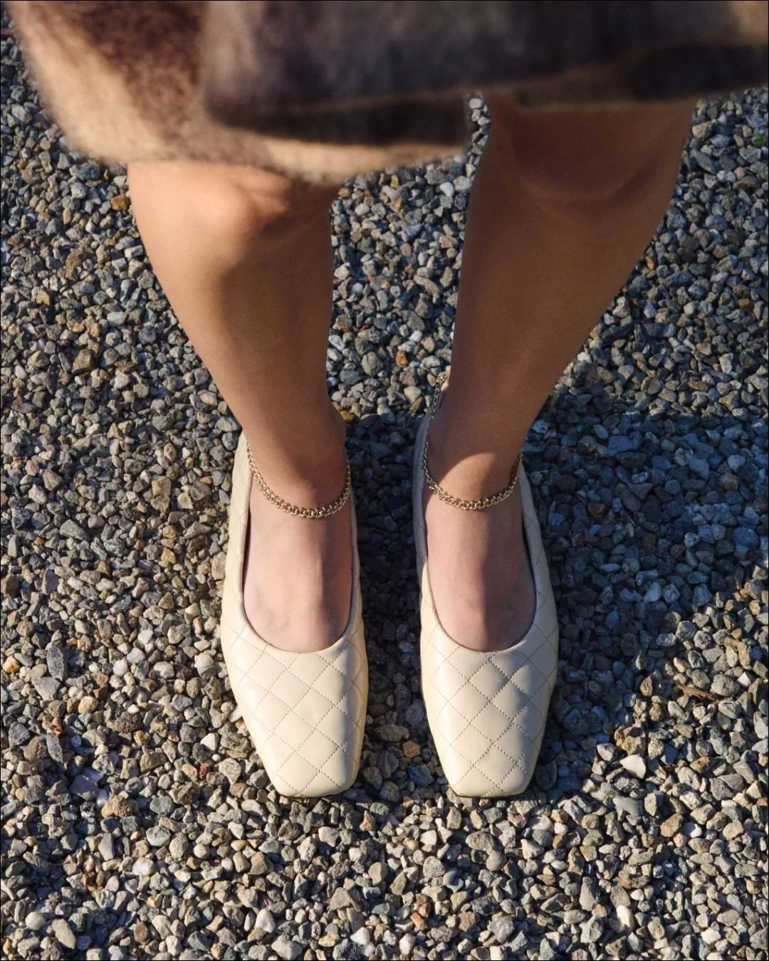 Soft meets structured.
The Sable Matelassé Augusta Flats – quilted leather, golden chain, pure refinement.
Find them in our FW25 collection.