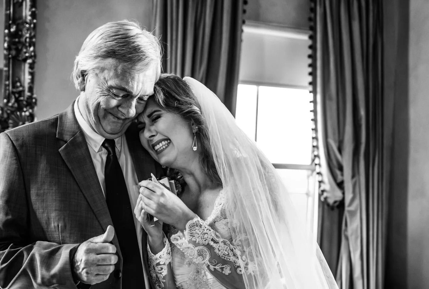 Having a moment with your dad before walking down the aisle, wedding days are for family....
.
.
#trouwfotografie #bruidsfotograaf #bruiloftfotograaf #dutchphotographer  #bruidsfotograafzuidholland #bruidsfotograafzeeland #nederlandfotograaf  #bruids