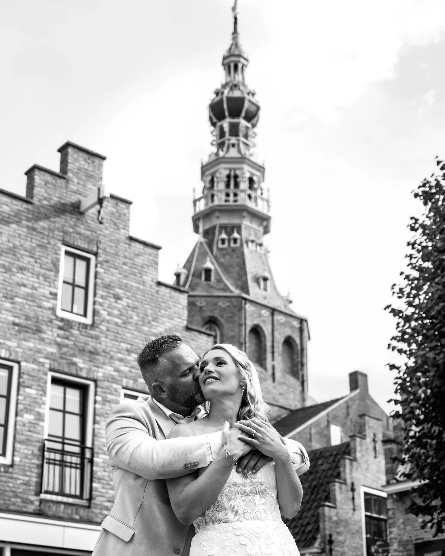 I always love a couple that wants cityscapes as backdrops for some spectacular images... love me some dutch architecture...
.
.
#trouwfotografie #bruidsfotograaf #bruiloftfotograaf #dutchphotographer  #bruidsfotograafzuidholland #bruidsfotograafzeela