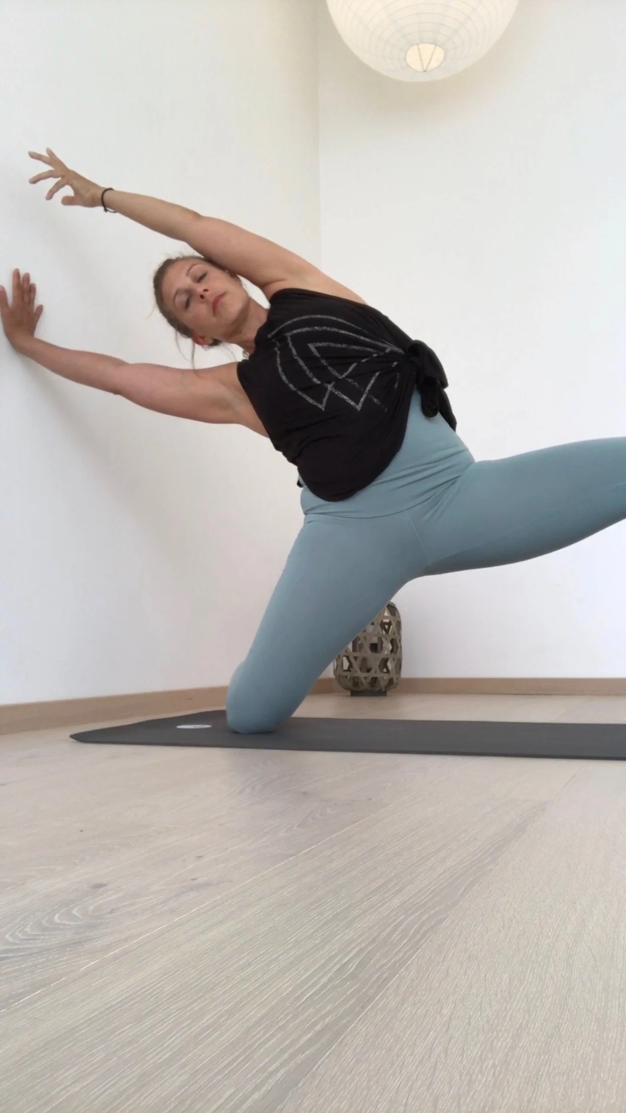 anja-stretch-vid-vägg.jpeg