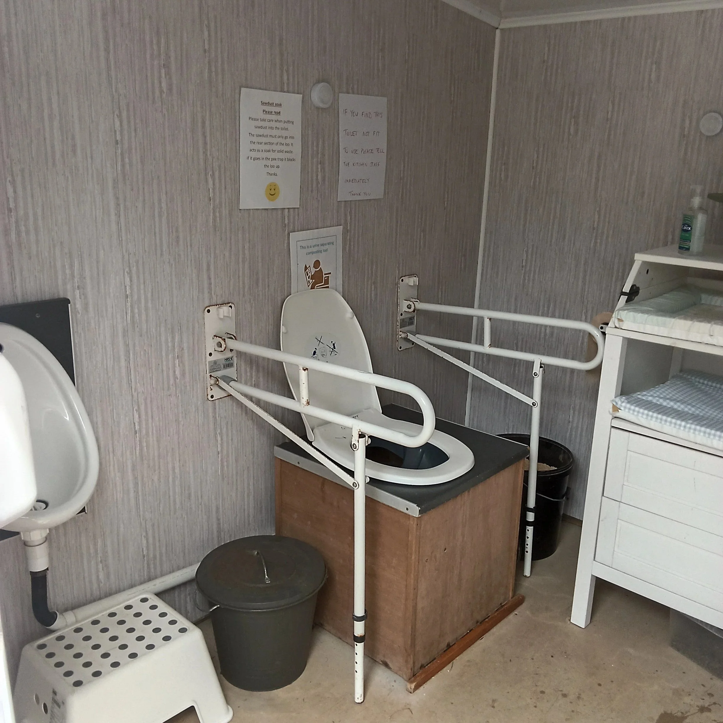 Eco-loo with handrails