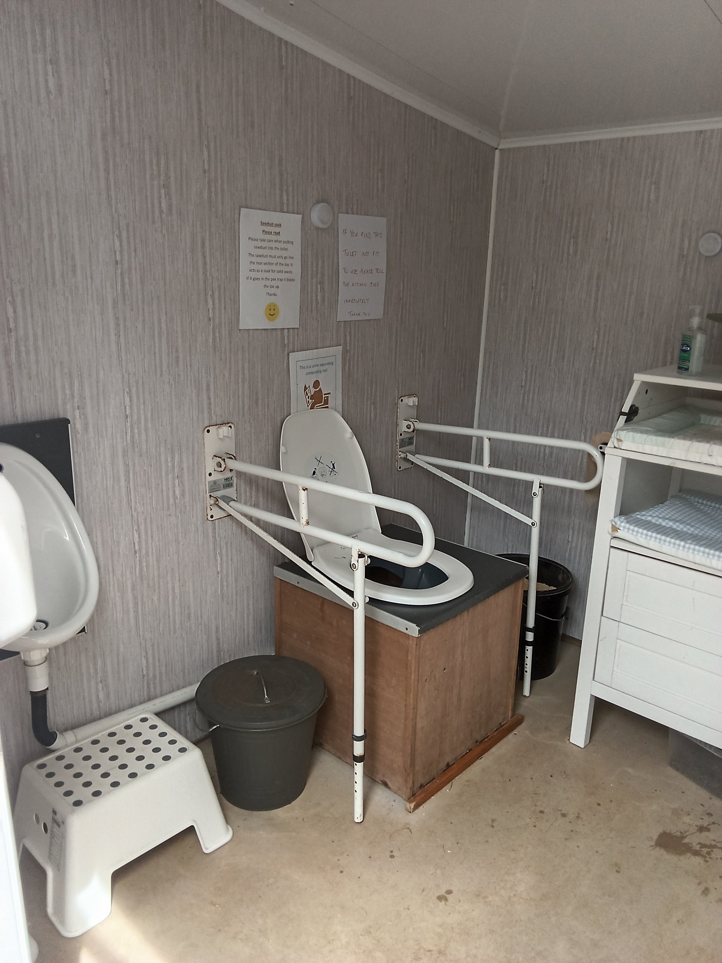 Eco-loo with handrails