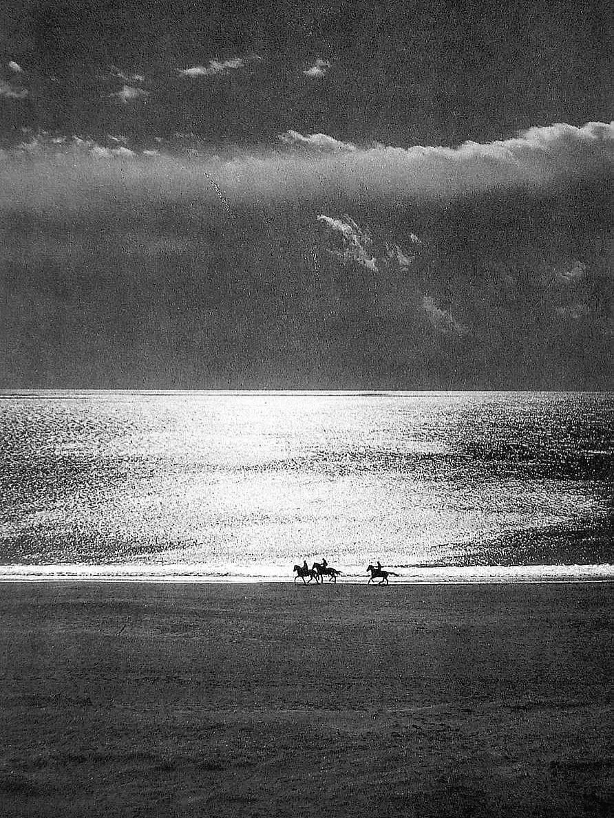 &lsquo;By morning I had vanished at least a dozen times into something better&rsquo;
〰️ Mary Oliver 

1) Image Pinterest 
2) Emma wearing our Nuna scarf &bull; 100% Alpaca wool 
3) Poetry de Mary Oliver
4) Full moon in Moliets by @elidejong 
5) Milan