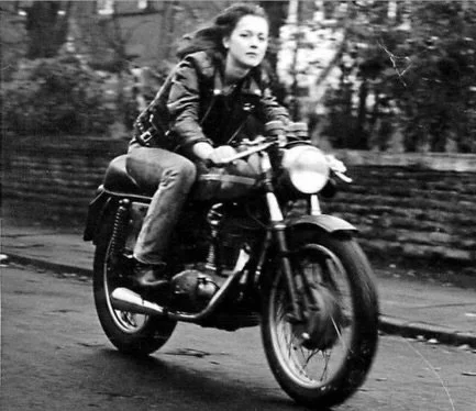 Stories of legends / pt2 Elspeth Beard

At the age of twenty-three she decided she would take her savings and ride her bike around the world. This was in 1982! Without all the fancy navigation tools we know today! Elspeth flew her bike to New York, r